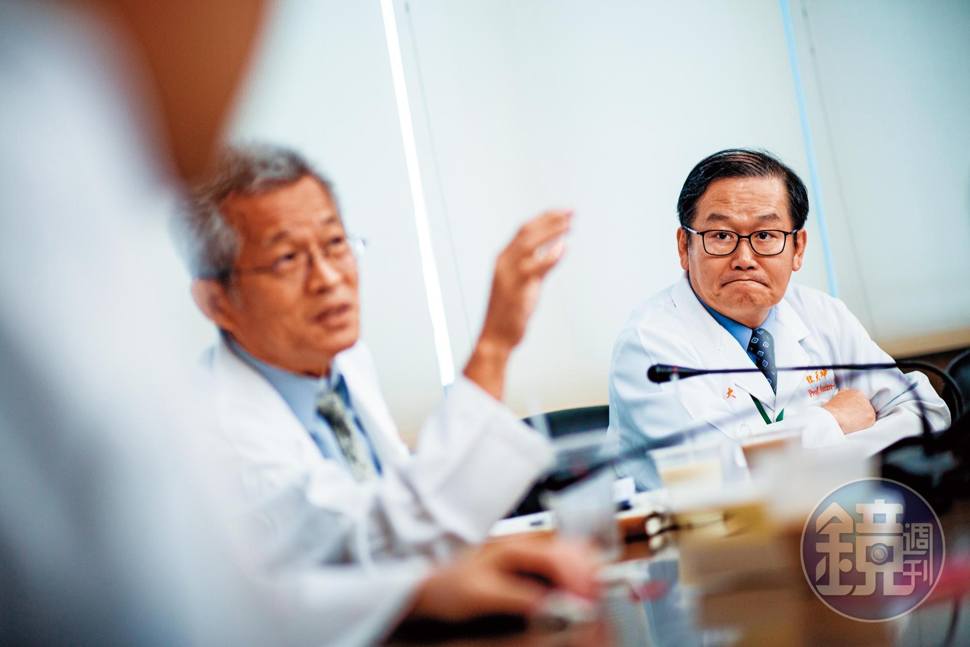 杜元坤(右)常直白笑說自己就是脾氣大、嘴巴毒。
