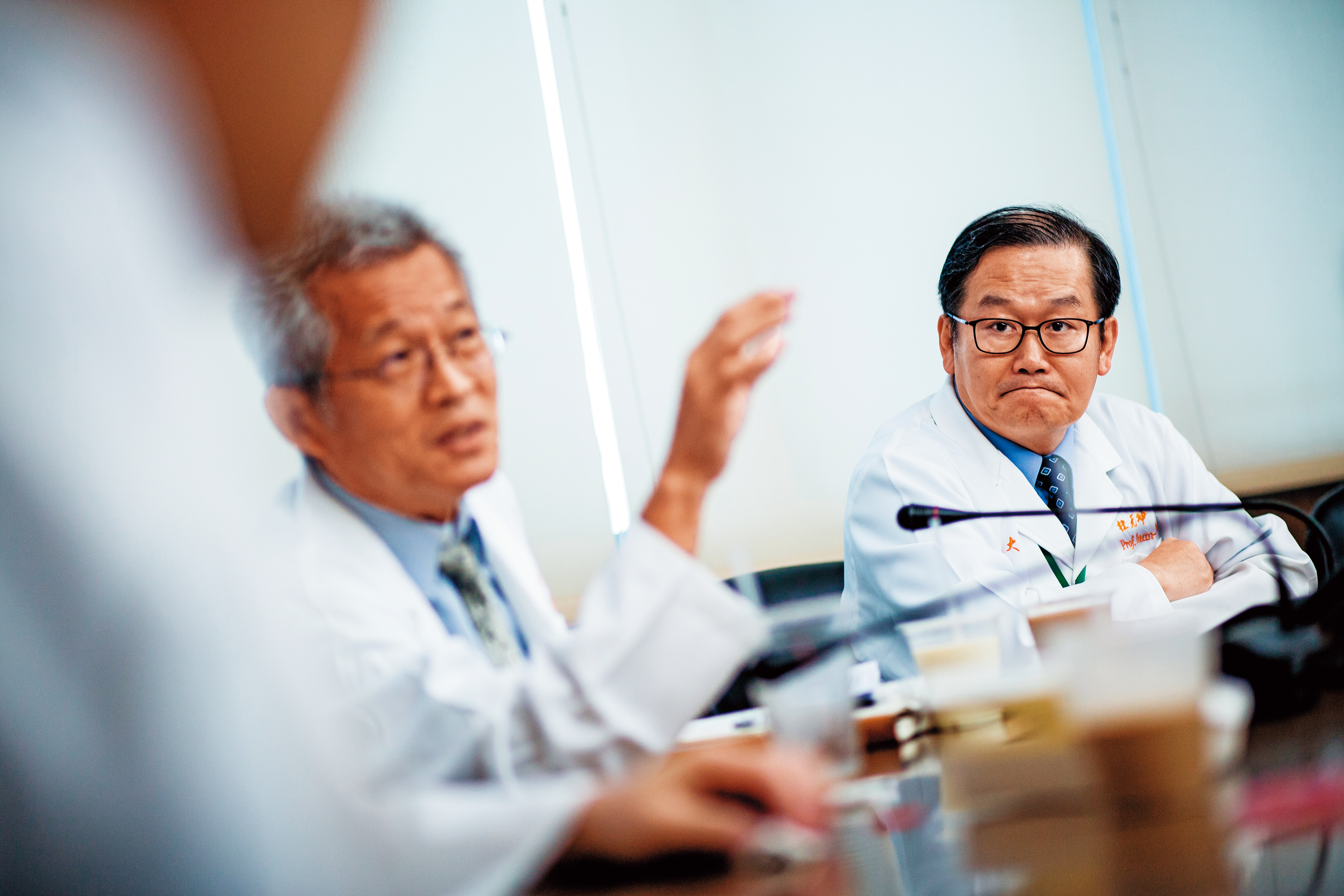 杜元坤（右）常直白笑說自己就是脾氣大、嘴巴毒。