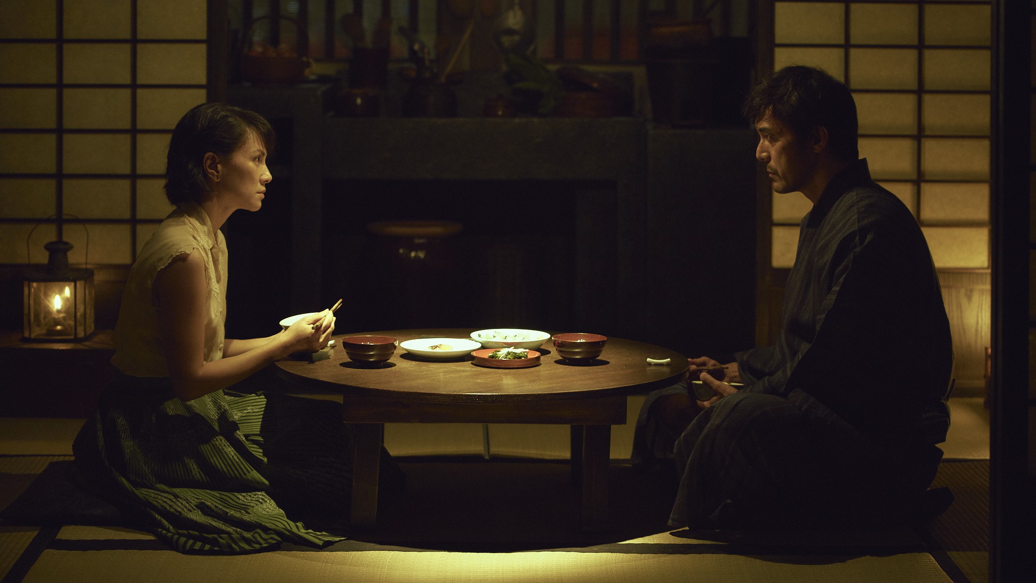 《夕霧花園》李心潔飾演張雲林，為了打造妹妹夢想中的日本花園，而找上由阿部寬飾演的日本園藝師中村有朋。（甲上娛樂提供）