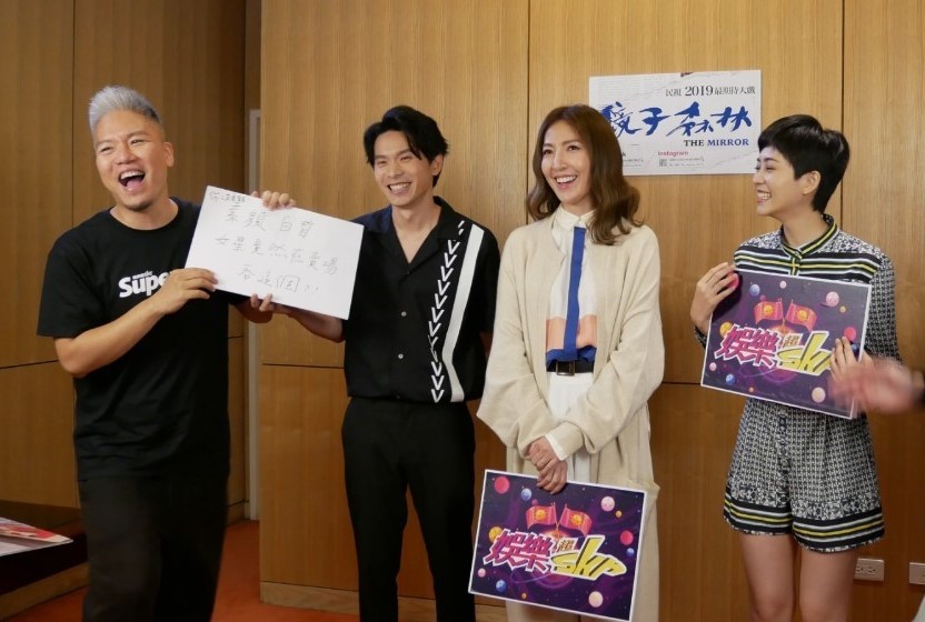 楊謹華、姚淳耀、瑭霏比拚「下標題」競賽。（民視提供）