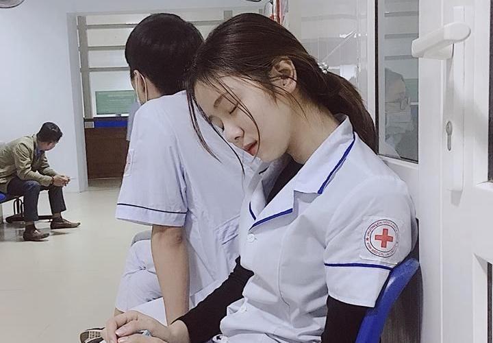 Dao Linh Chi因為一張醫院打盹照爆紅。(翻攝自Dao Linh Chi的Instagram)