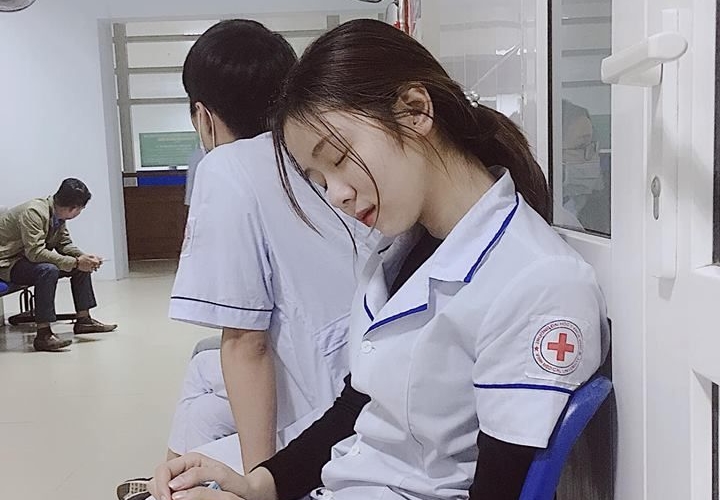 Dao Linh Chi因為一張醫院打盹照爆紅。（翻攝自Dao Linh Chi的Instagram）