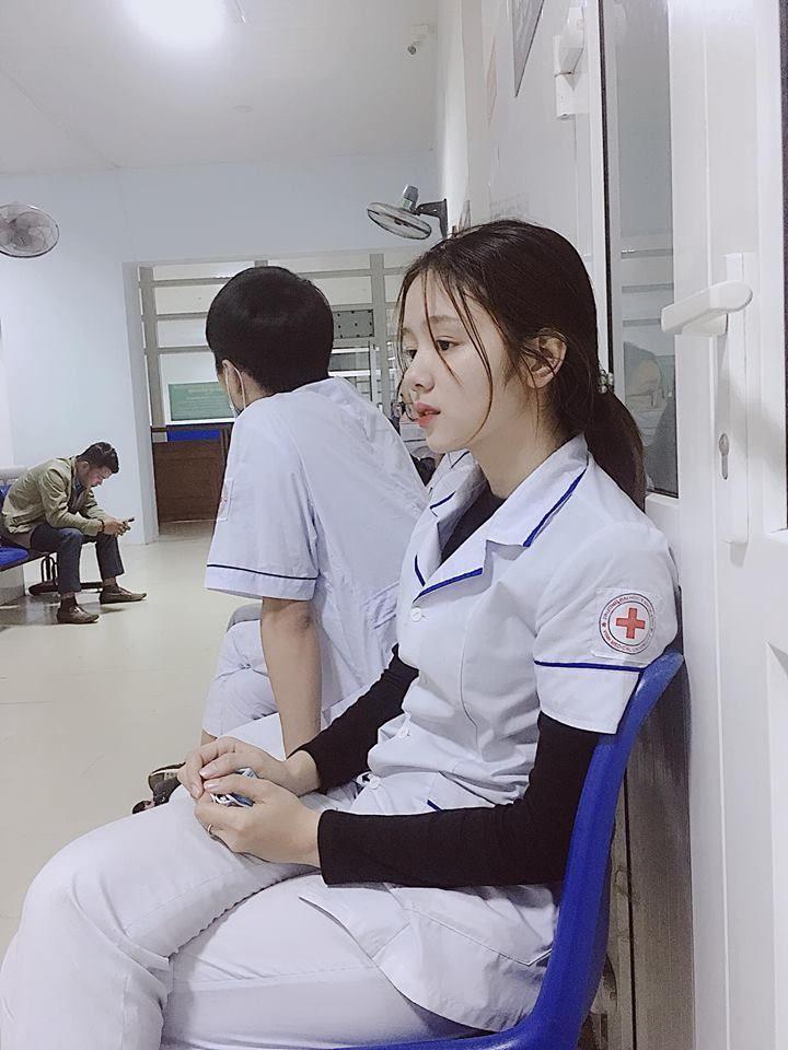 Dao Linh Chi因為一張醫院打盹照爆紅。(翻攝自Dao Linh Chi的Instagram)
