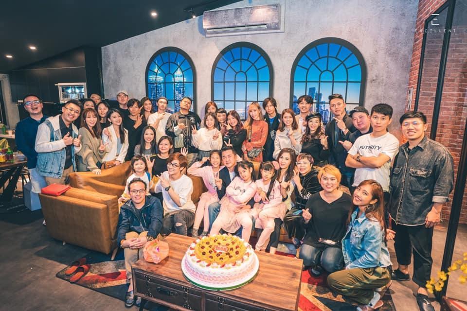 黃冠融日前舉辦生日會,這群人、那對夫妻、頑Game、Ariel蔡佩軒、SKimmy等知名Youtuber皆前來為師傅慶生,光現場所有人的粉絲數加起來就超過千萬。(翻攝自黃冠融臉書)