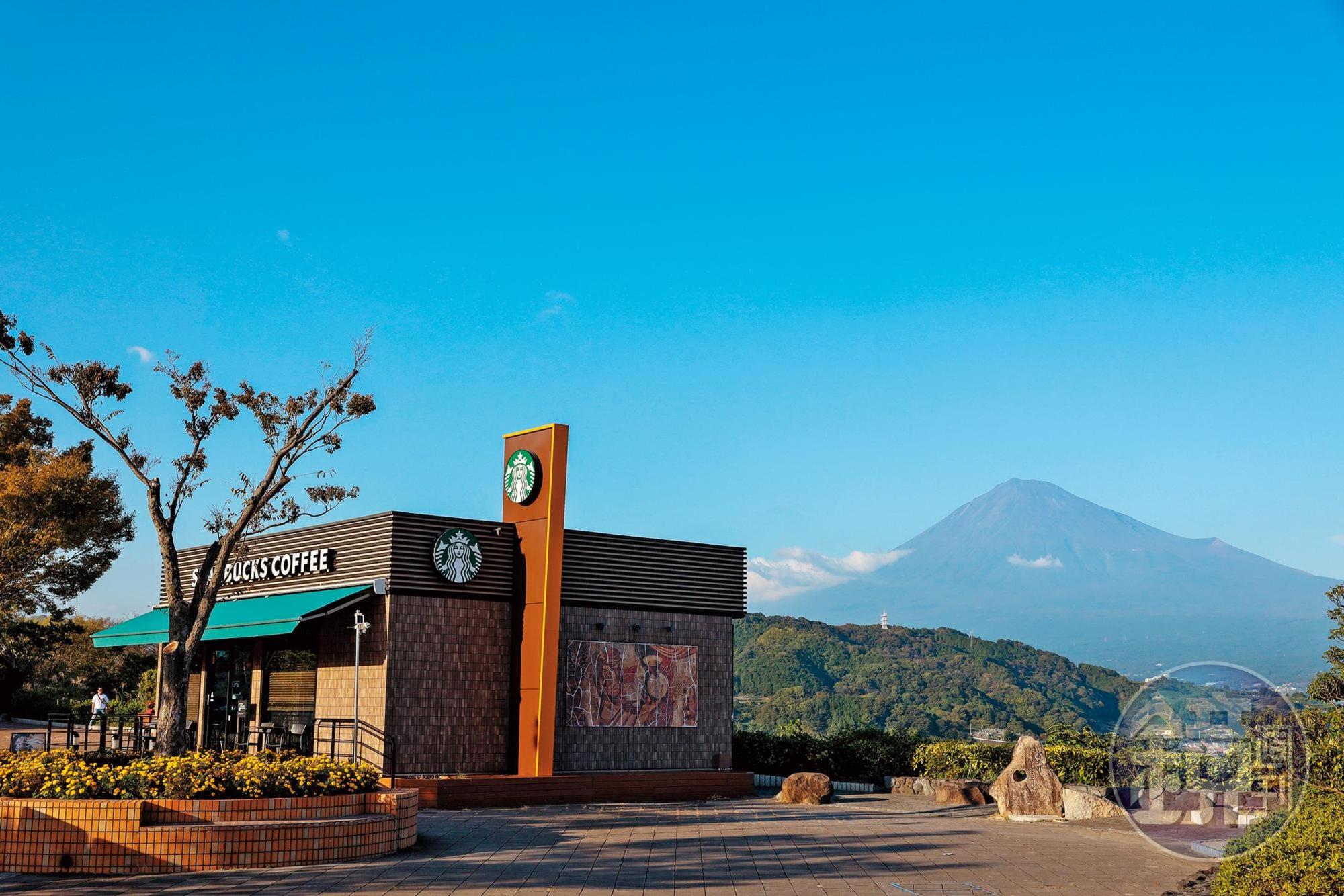 在日本東名高速公路的休息站裡,意外發現可看到富士山全貌的星巴克。