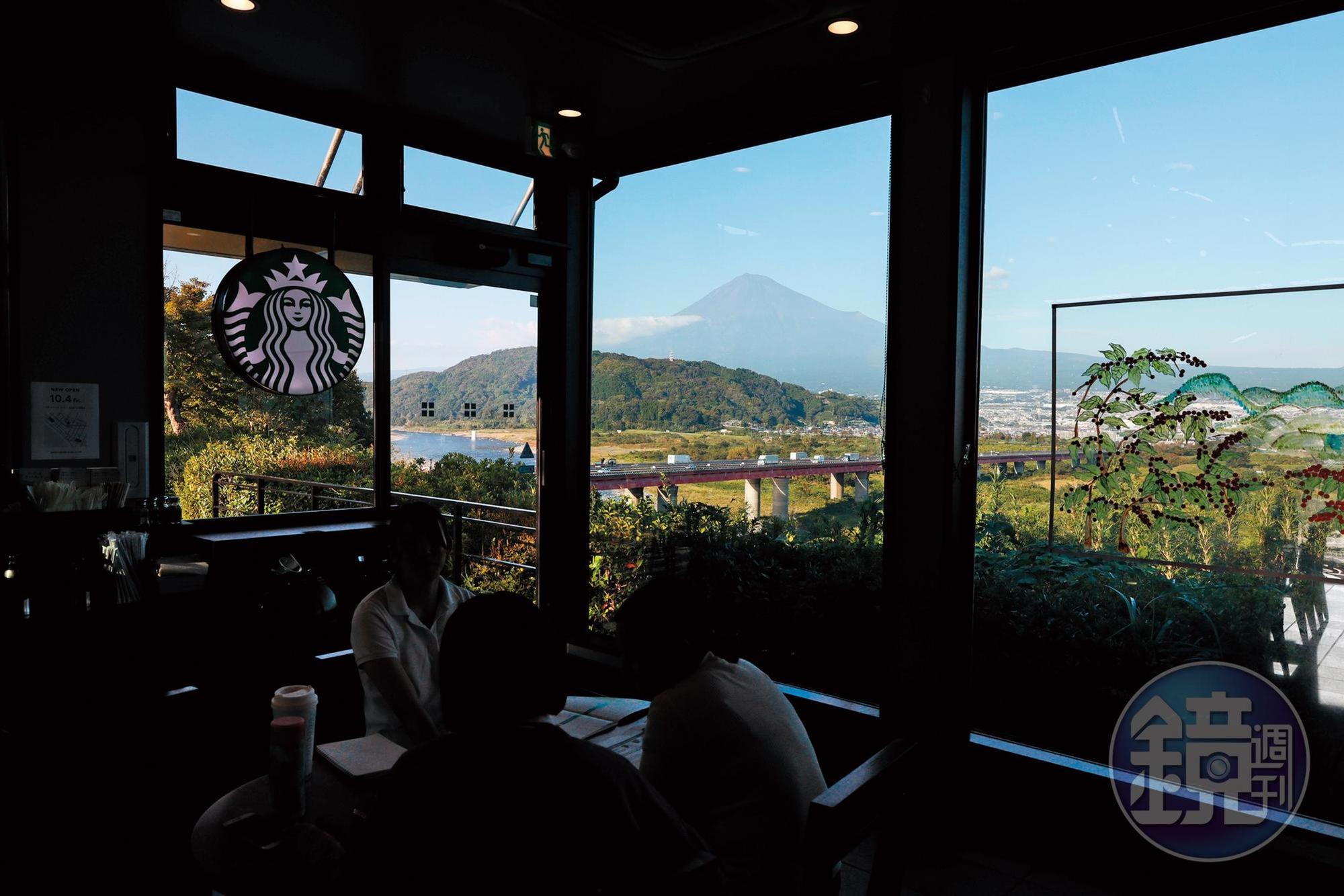從這家星巴克的室內,可以透過玻璃窗眺望富士山全景。