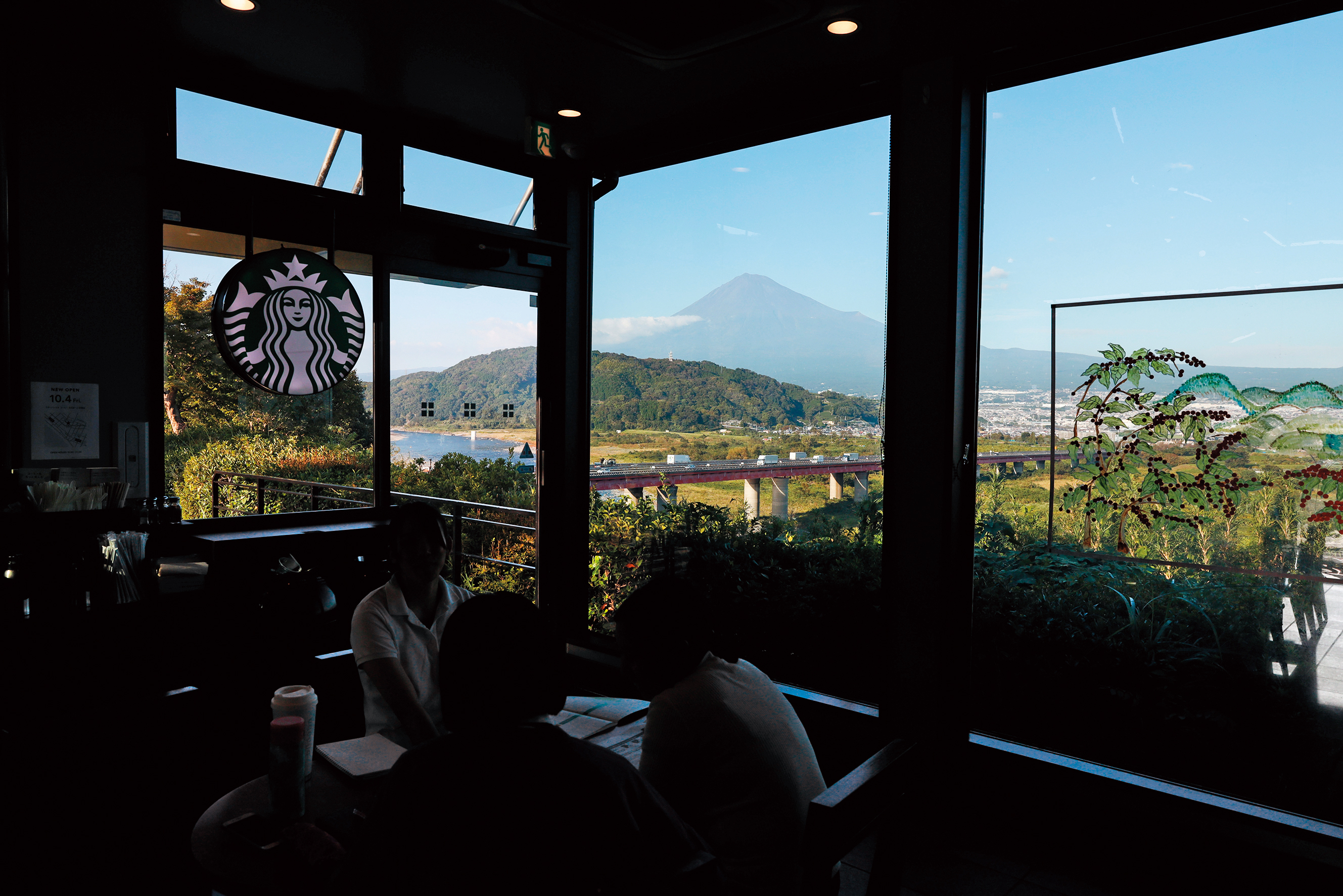 從這家星巴克的室內，可以透過玻璃窗眺望富士山全景。
