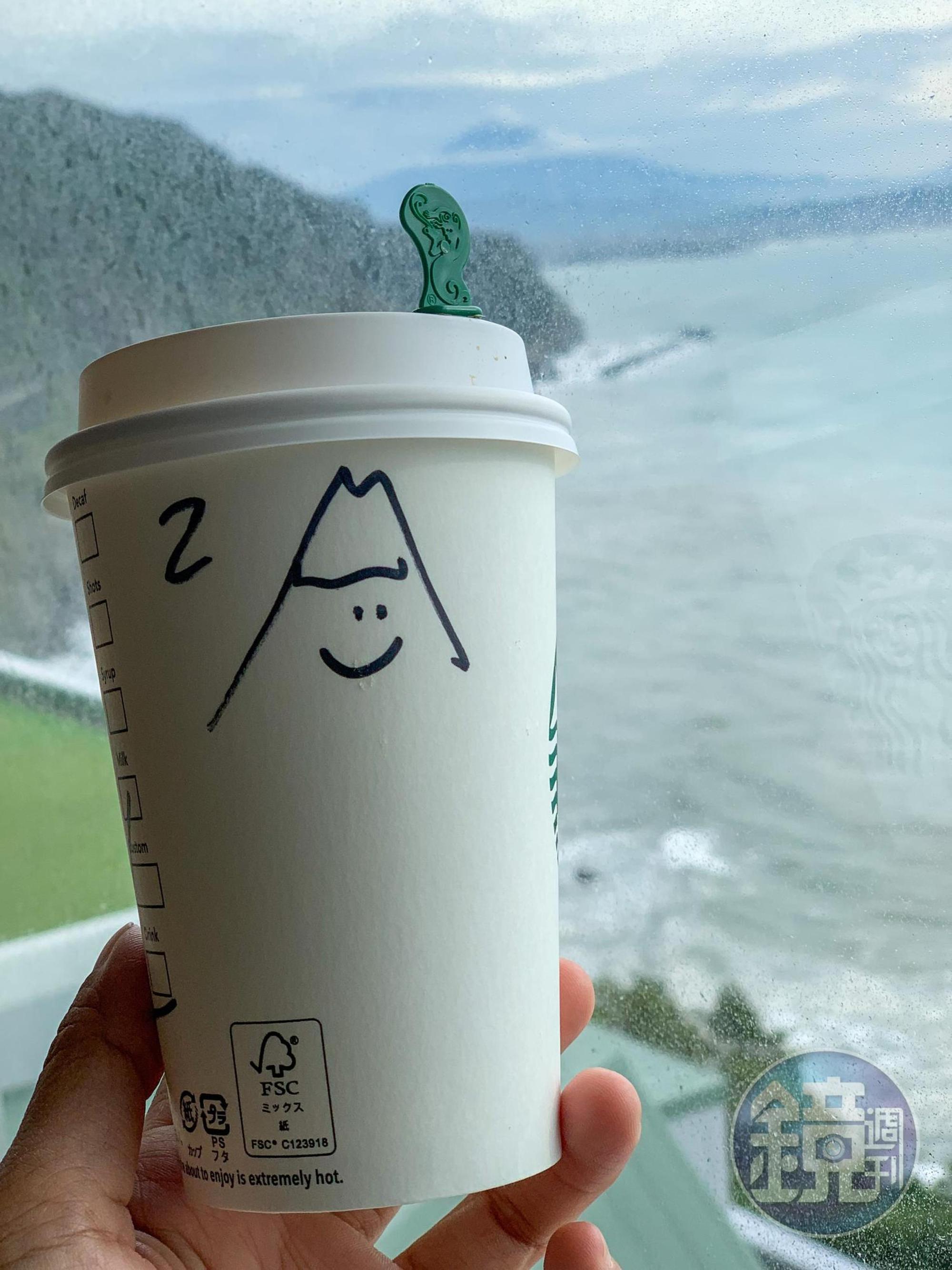 點一般咖啡,也能得到店員手繪富士山的紙杯一個。