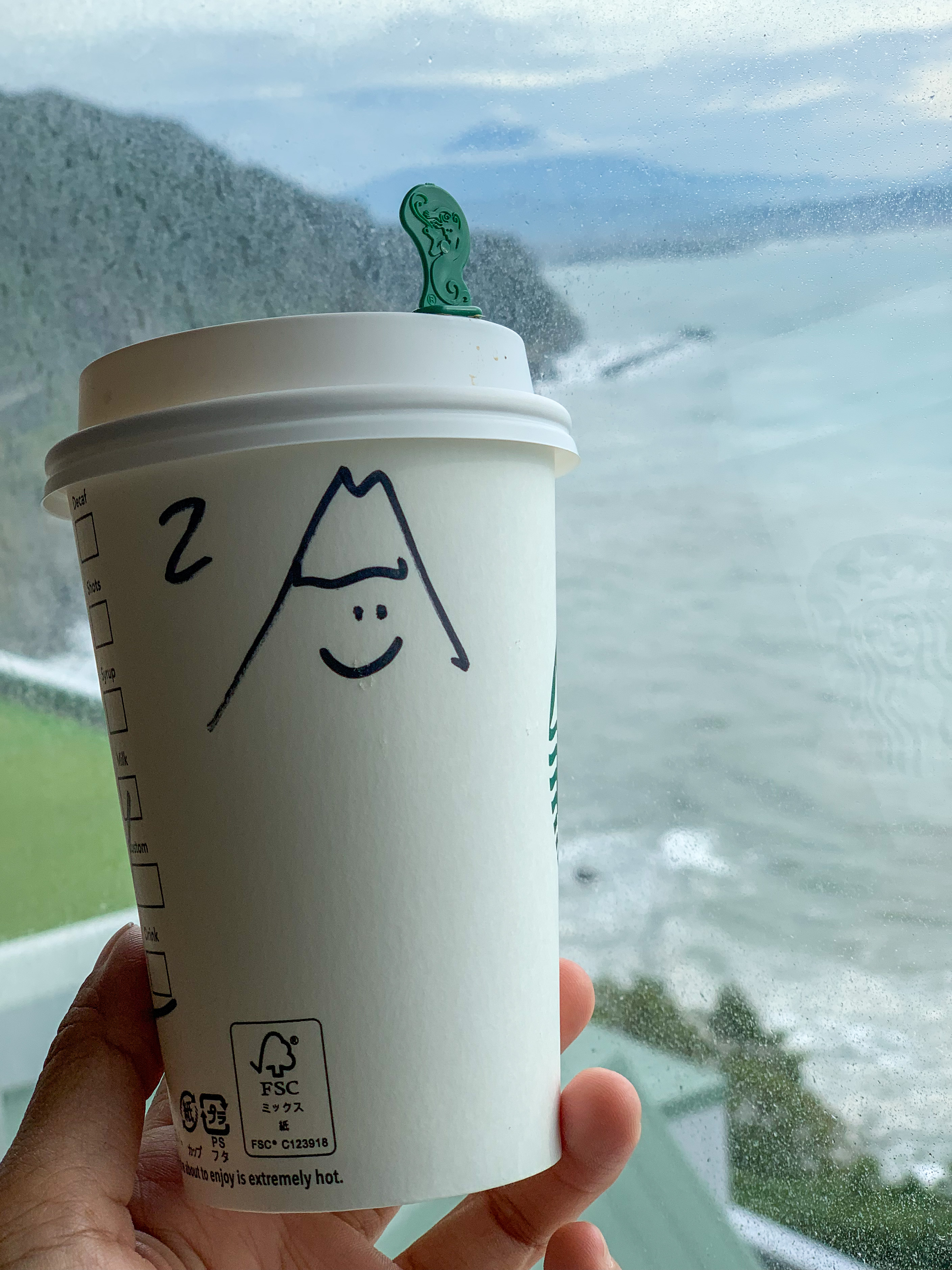 點一般咖啡，也能得到店員手繪富士山的紙杯一個。