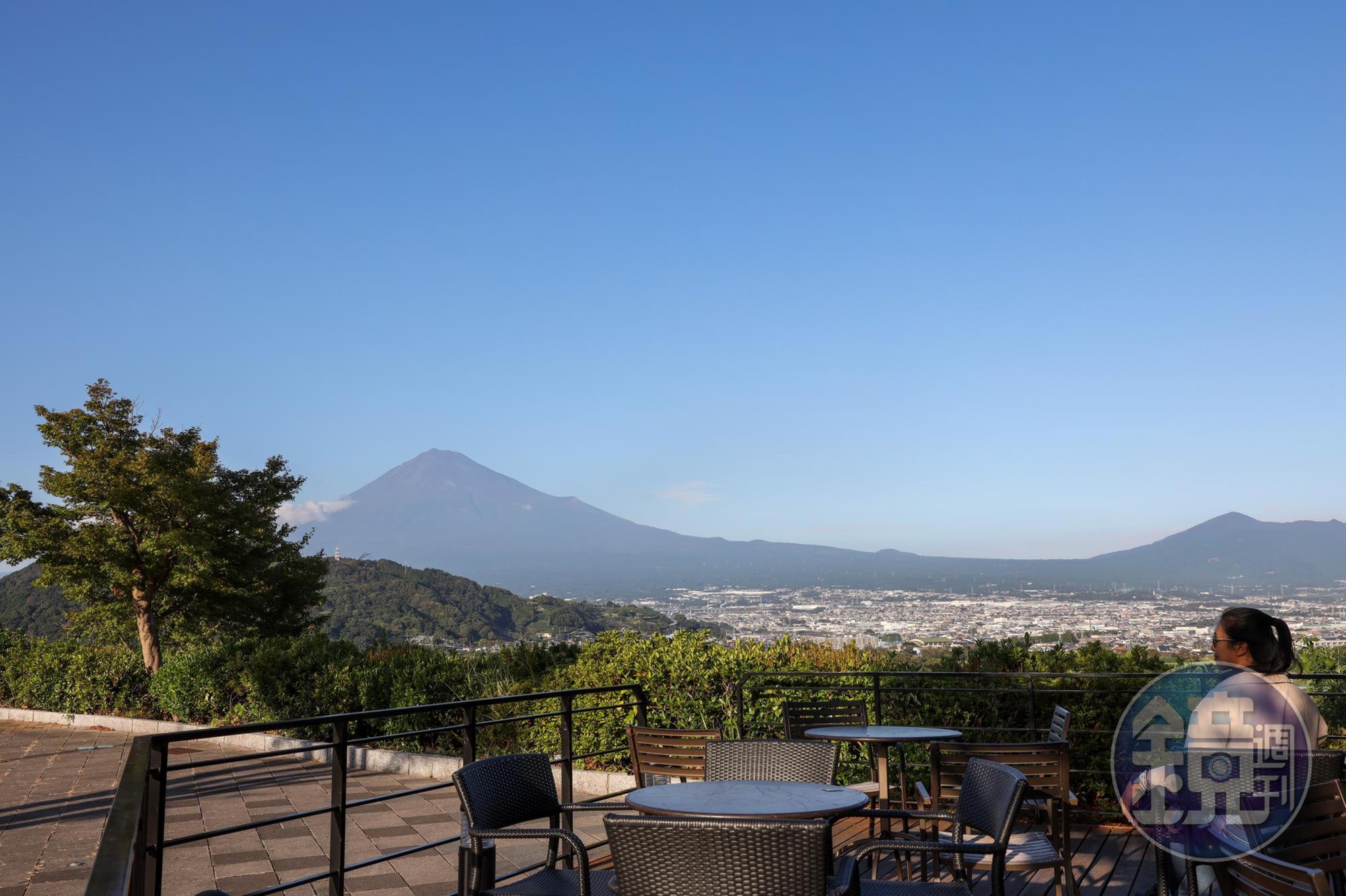 戶外座位區也是欣賞富士山絕景的好地方。