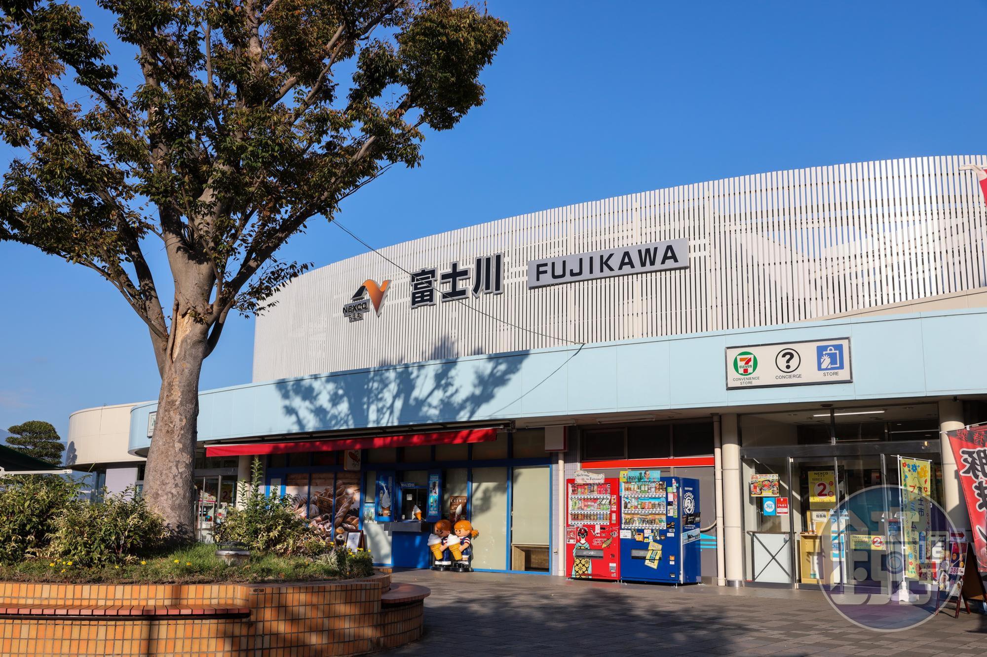 能看見富士山的星巴克,就開在東名高速公路富士川服務區裡。