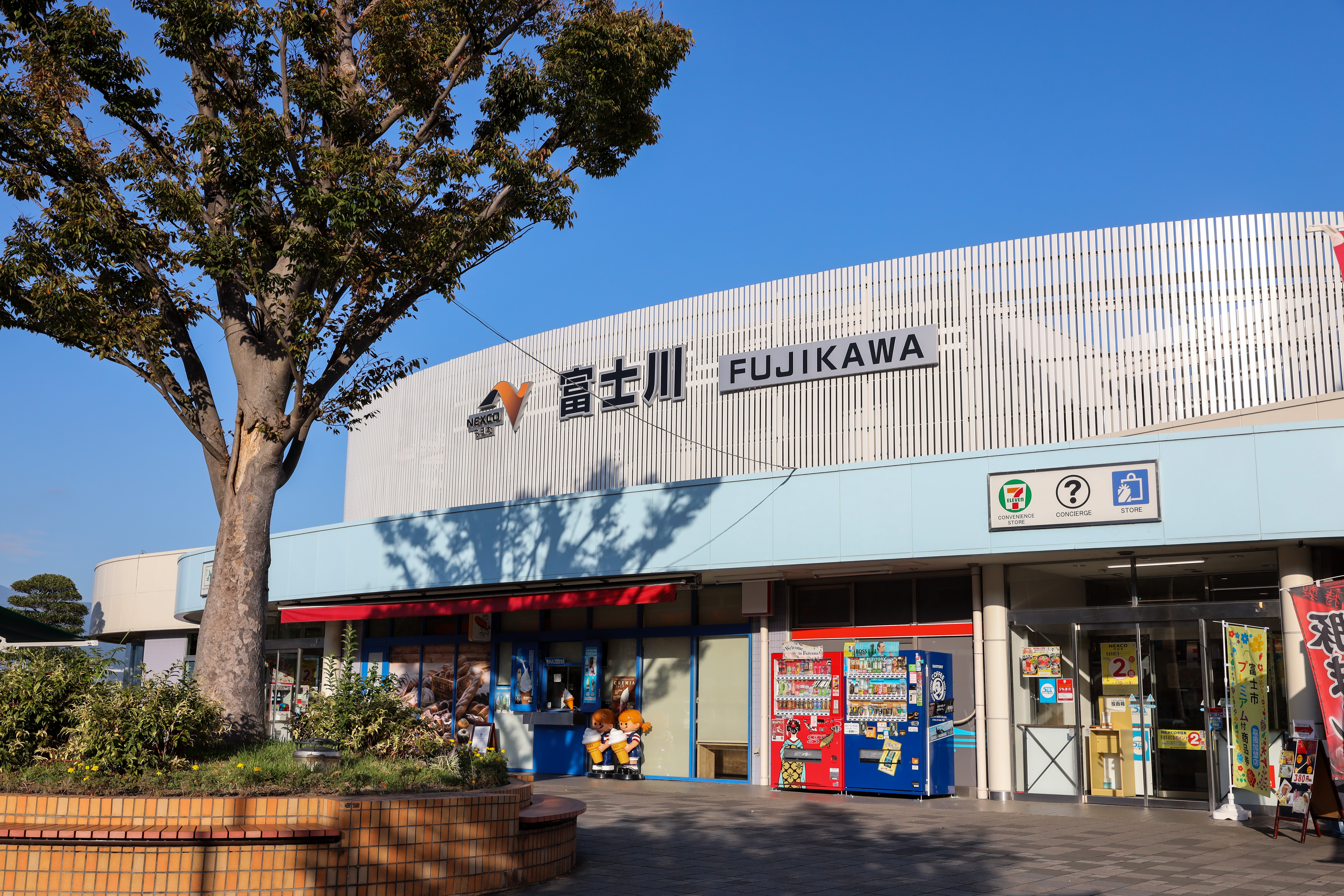 能看見富士山的星巴克，就開在東名高速公路富士川服務區裡。