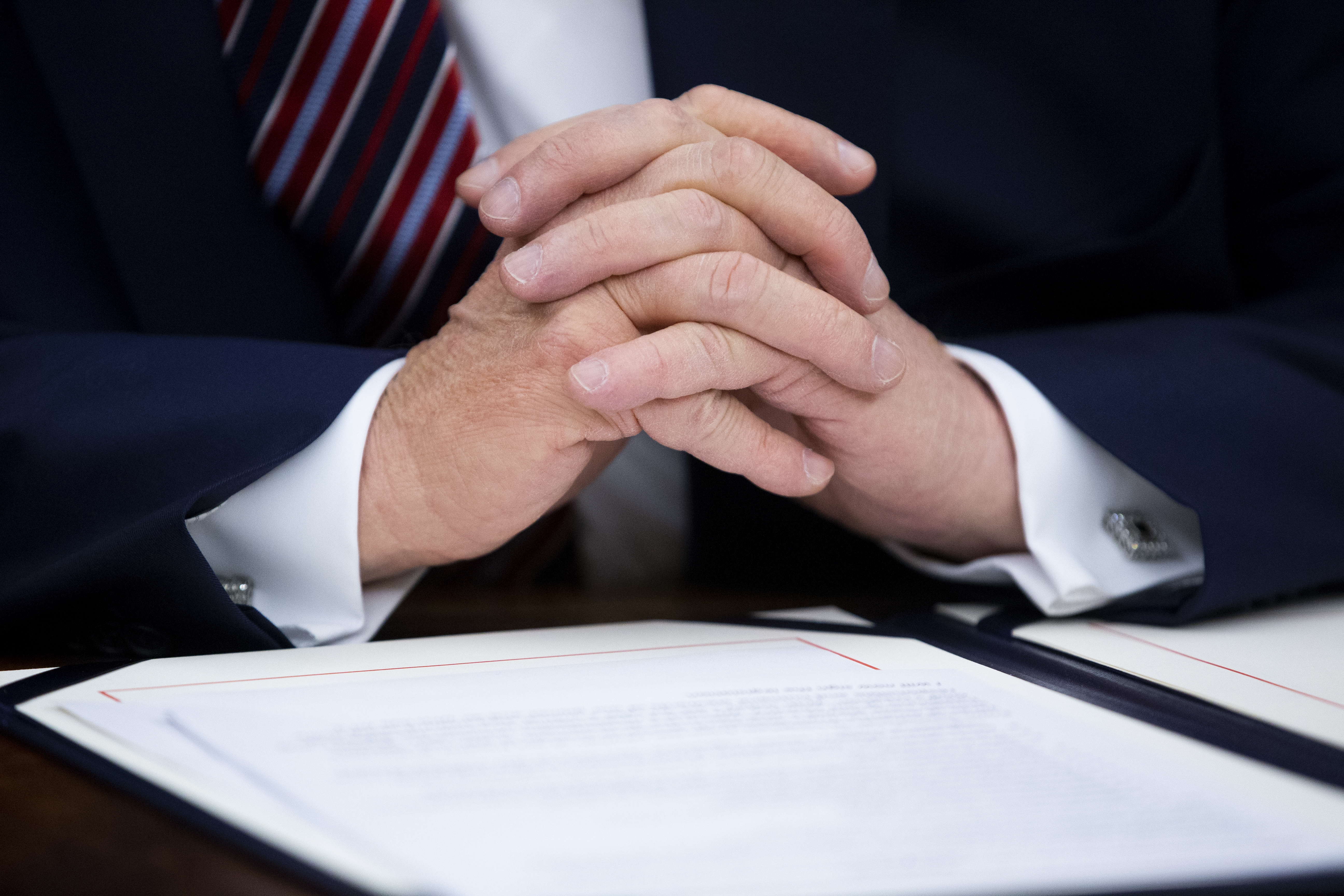 川普趕在在感恩節前夕簽署香港人權法案。法案對美中貿易談判的影響備受外界關注。（東方IC）