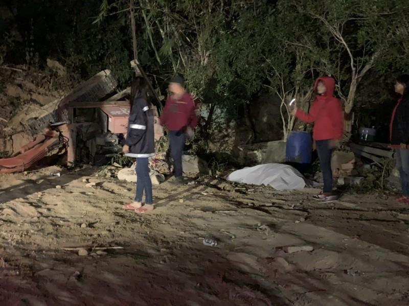 57歲筍農不幸遭翻覆的挖土機壓住身亡。（翻攝畫面）
