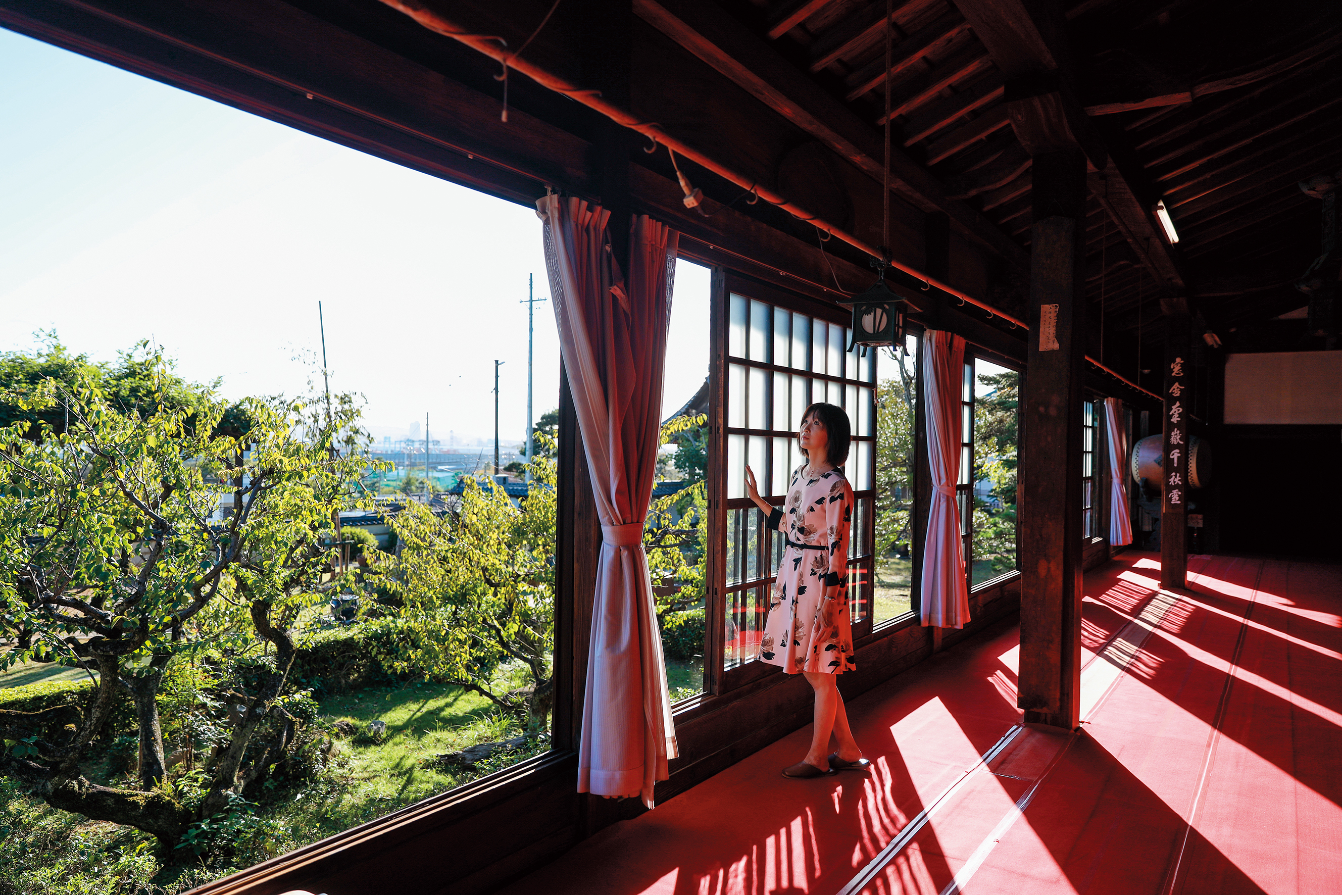 從清見寺2樓的正殿往外看,可遠眺清水港與富士山下的三保松原。