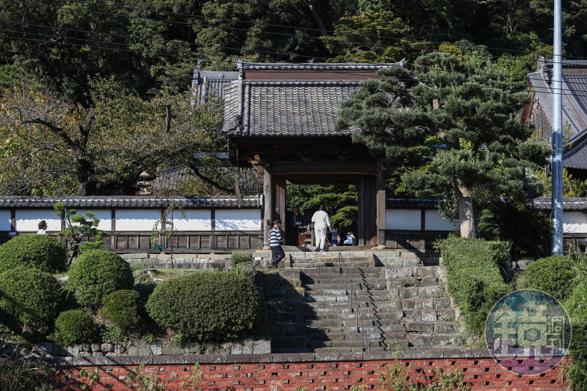 清見寺位在巨鼇山上，以前下方空曠直通海邊，現在則有鐵道通過。