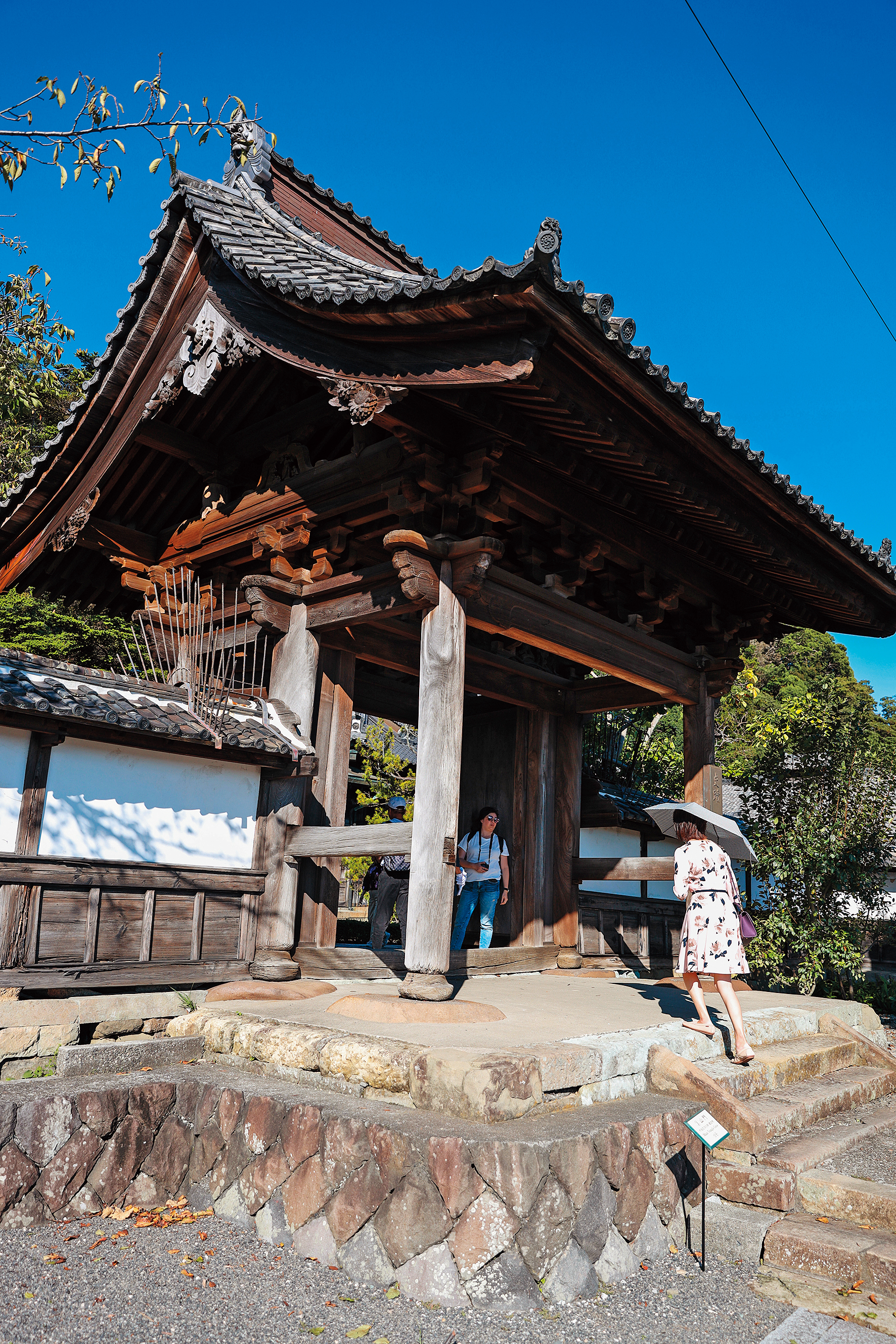 「清見寺」的山門也有講究，建於慶安四年，由左甚五郎的弟子雕刻而成。