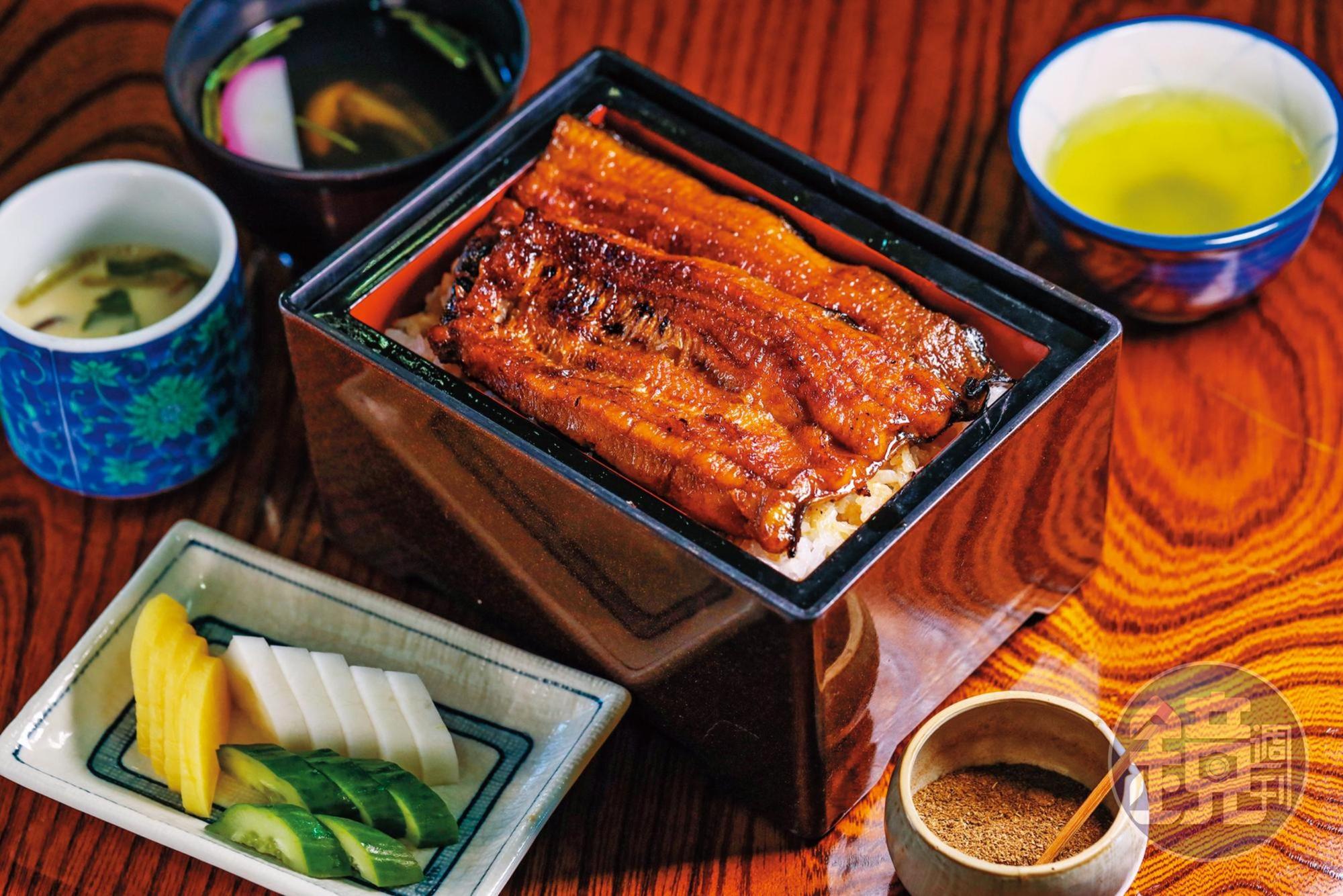 炭火烤製的「鰻魚飯」，香氣撲鼻，還附茶碗蒸、鰻肝湯與漬物。（4,000日圓／份，約NT$1,115）