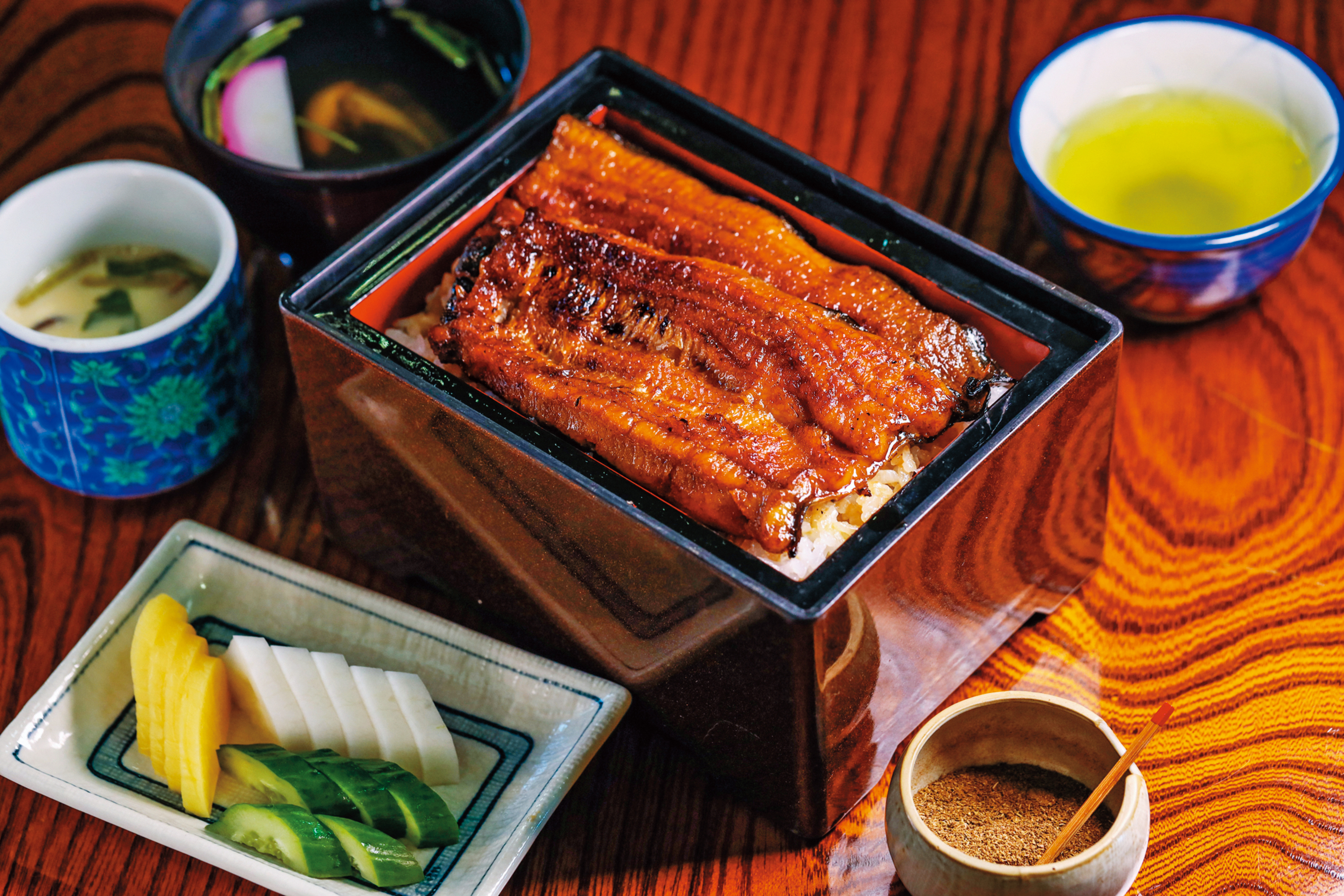 炭火烤製的「鰻魚飯」，香氣撲鼻，還附茶碗蒸、鰻肝湯與漬物。（4,000日圓／份，約NT$1,115）