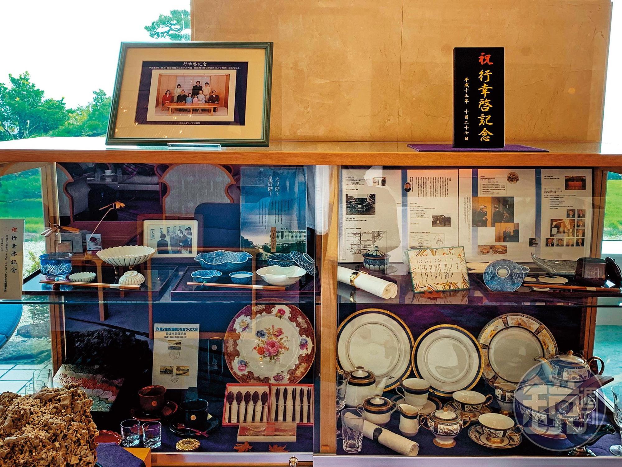 飯店大廳有一個展示櫃，展示著明仁天皇家族用過的器具。