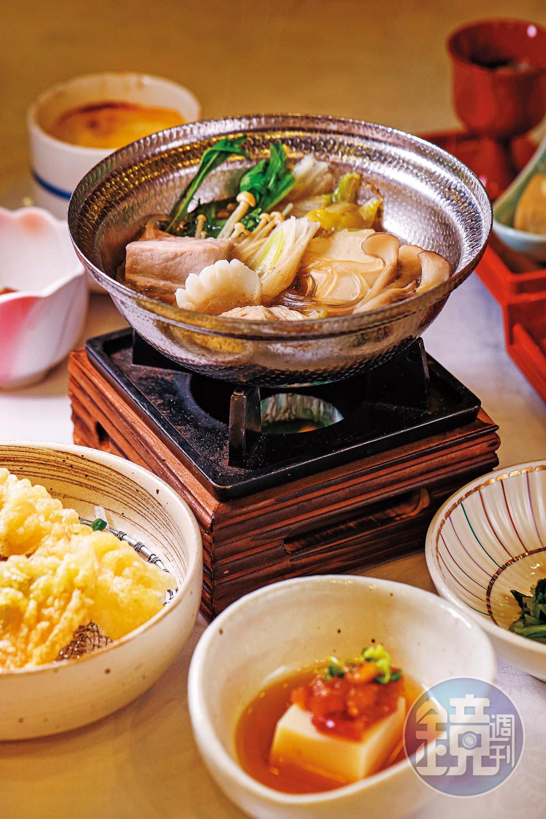 海鮮鍋、海鮮天婦羅，這頓飯是海味大集合。