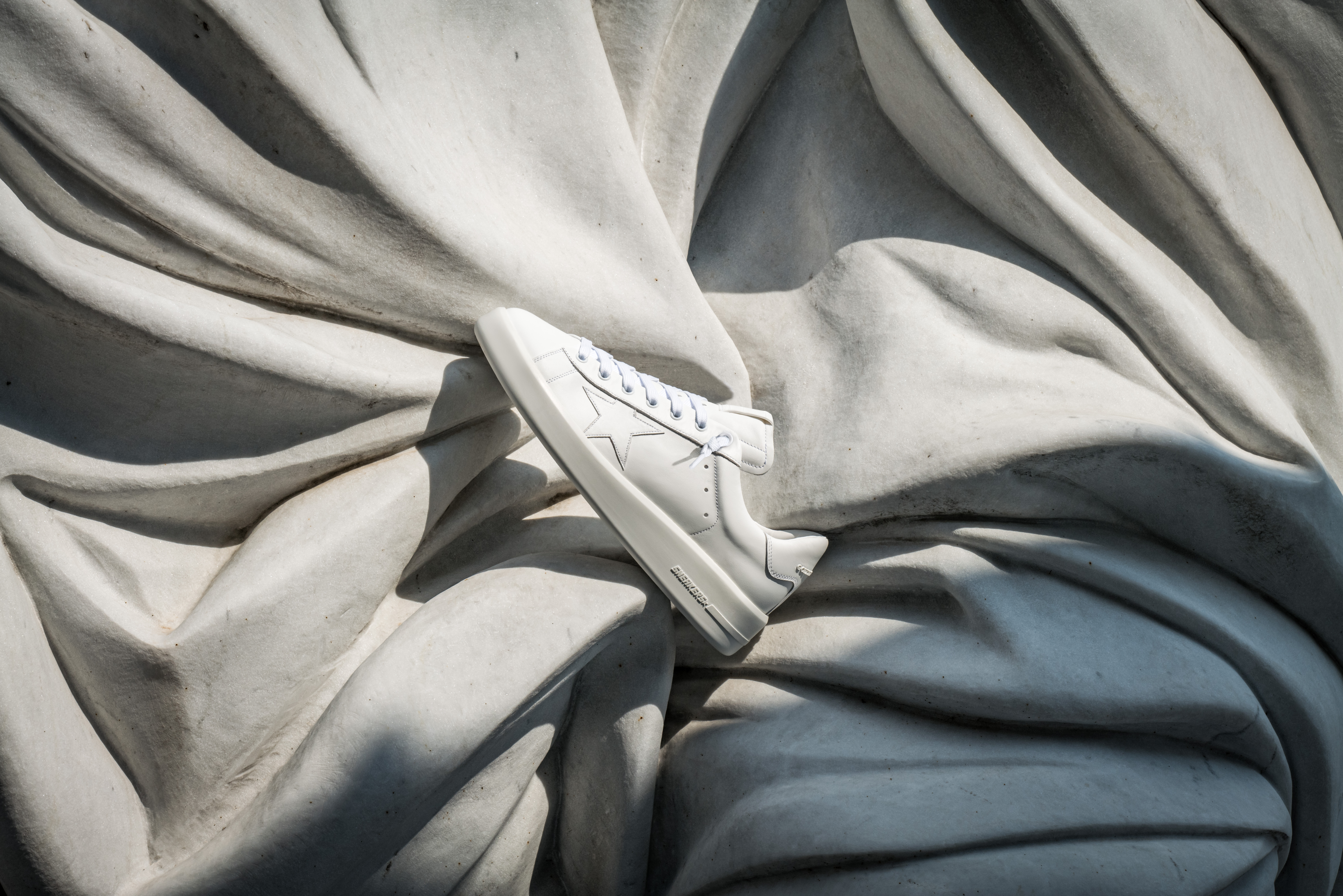 Golden Goose 2019聖誕節純淨白色星星鞋。NT$17,200（俊思提供）