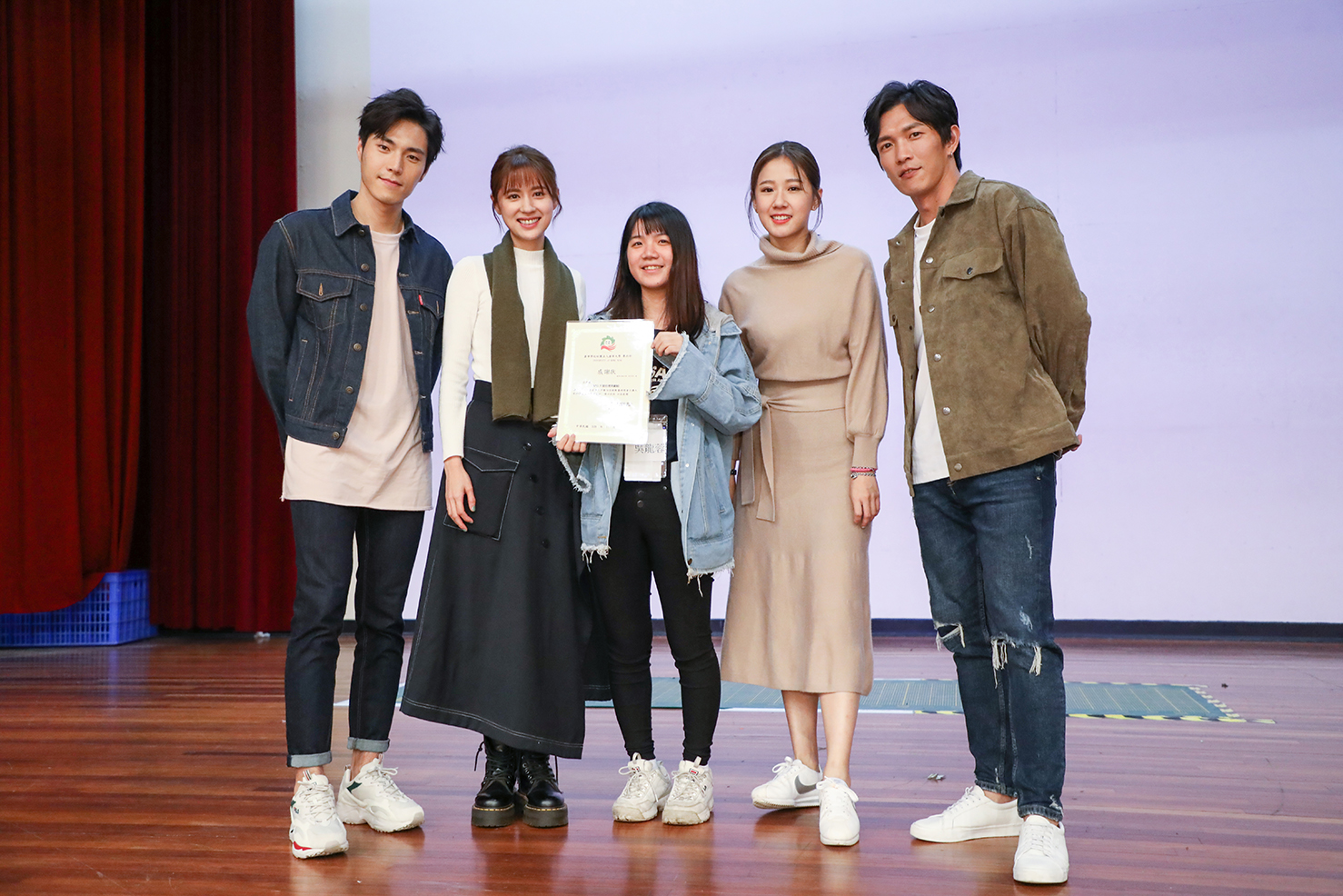 方志友(右2)因感冒還沒好,又因天氣過敏,工作狀態時很不舒服。(TVBS提供)