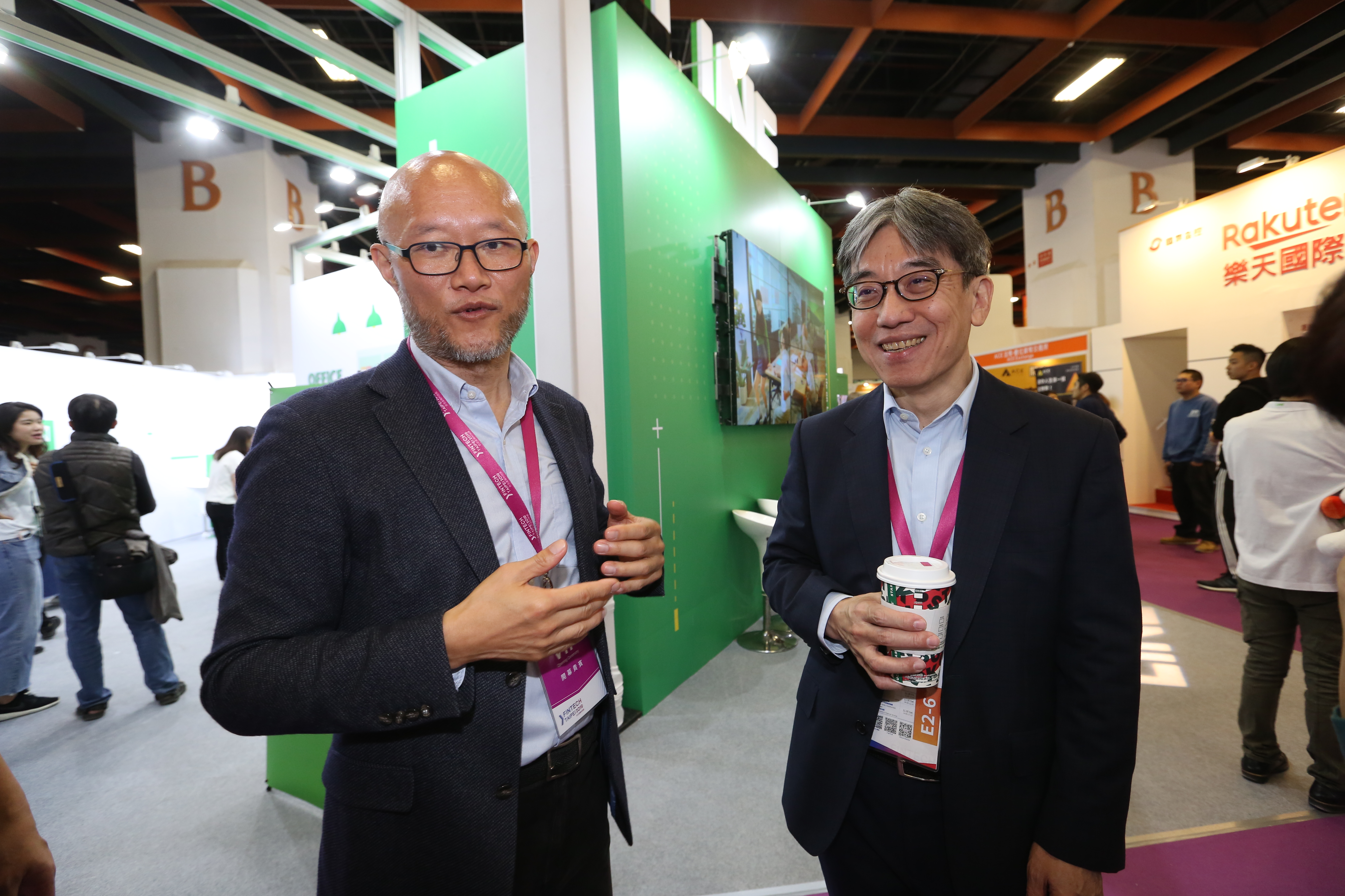 LINE BANK籌備處執行長黃以孟(右)透露,將以打造「全民銀行」為目標,首波在台會推出5大創新金融服務。