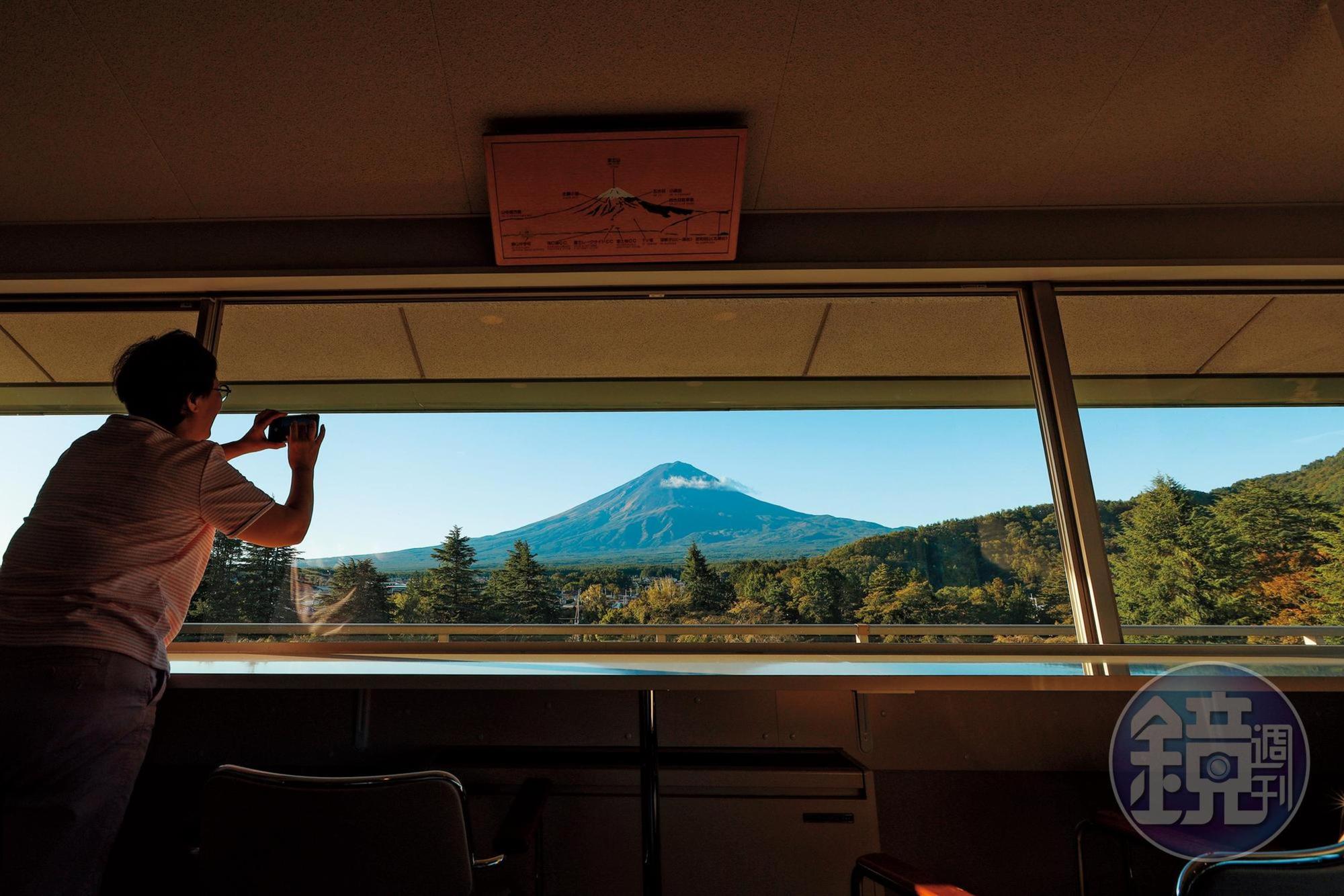 在「富士景觀飯店Fuji View Hotel」頂樓的觀景台,能一眼看盡富士山全景。