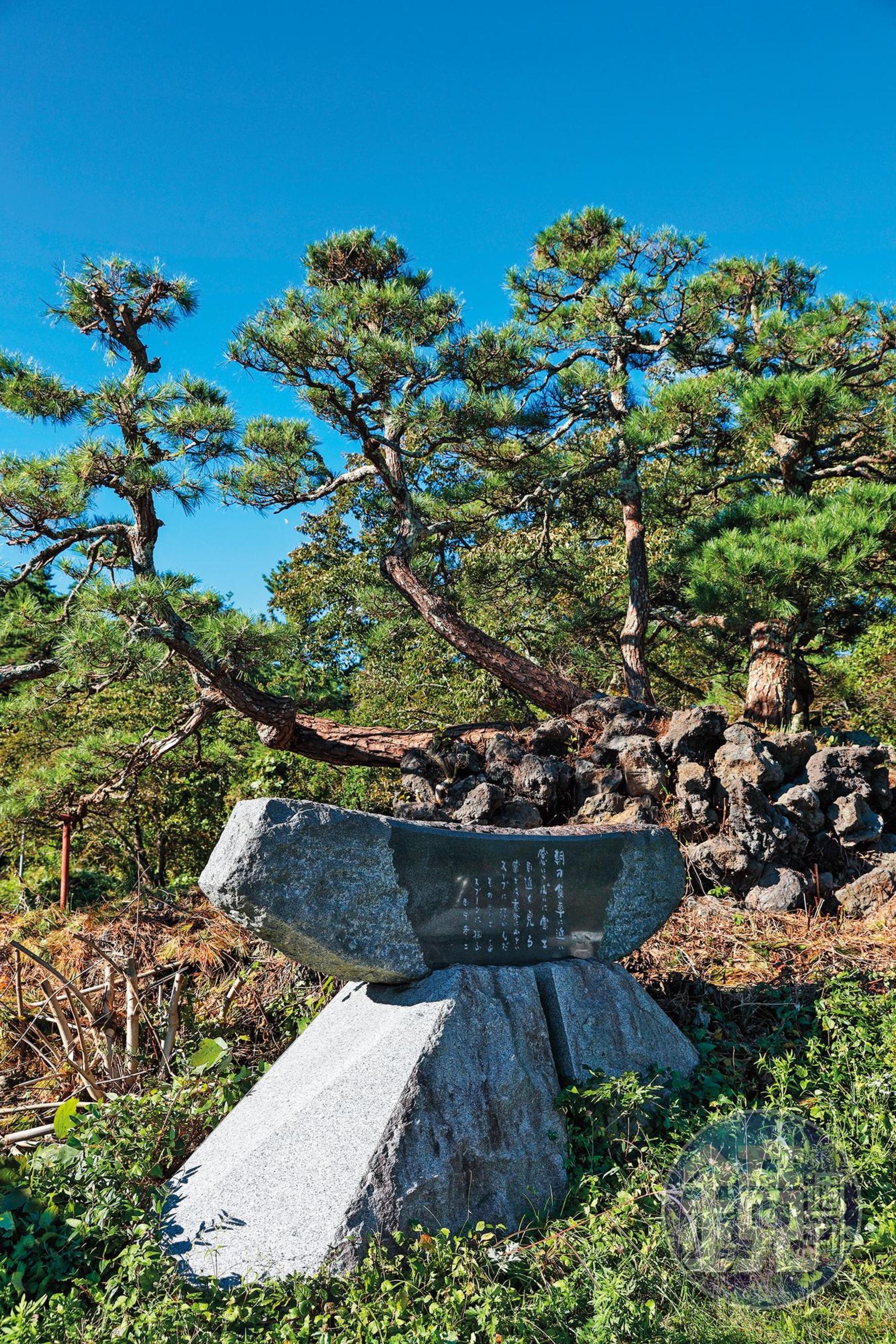 詩人田中冬二的詩碑,矗立在河口湖畔,上頭刻著關於富士山的俏皮小詩。