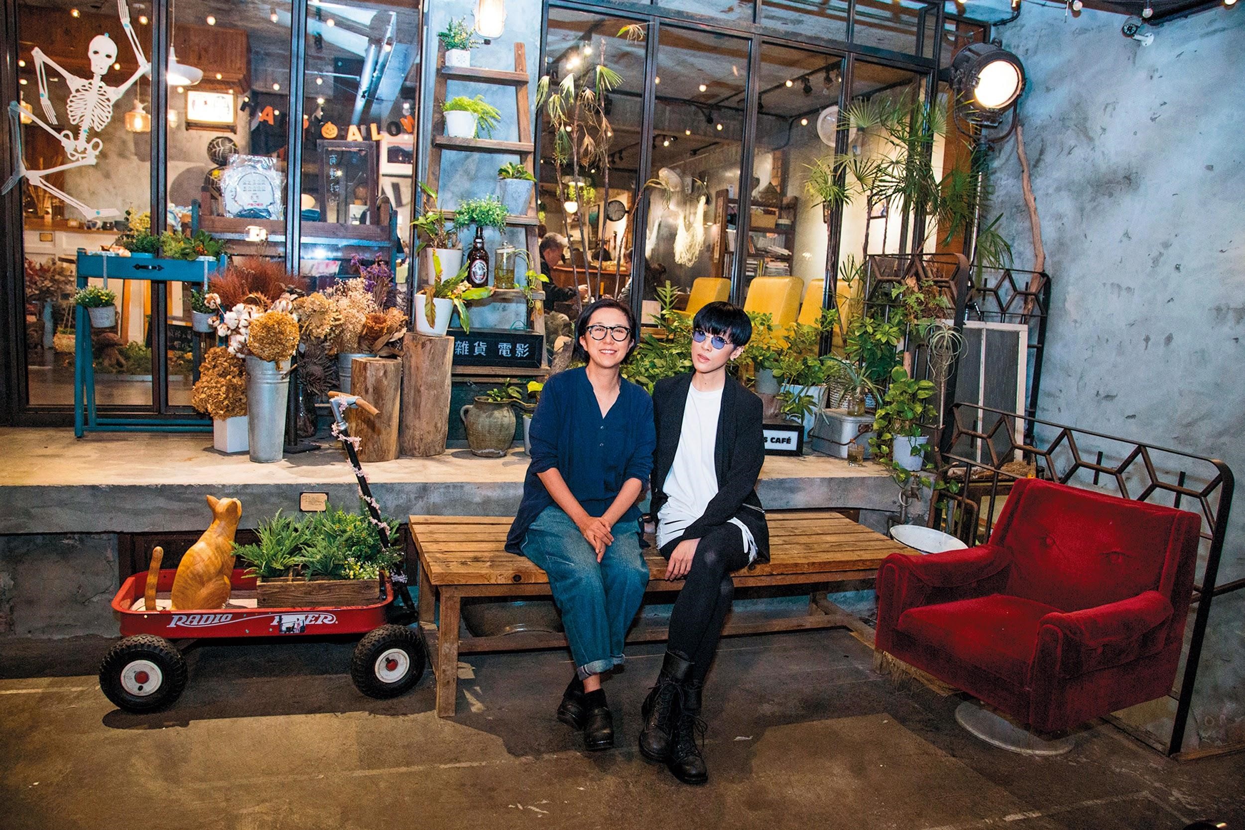陳珊妮（右）、黃韻玲（左）投入音樂創作數十年，期許為新世代音樂人留下更好的創作環境。（文化部影視及流行音樂產業局提供）
