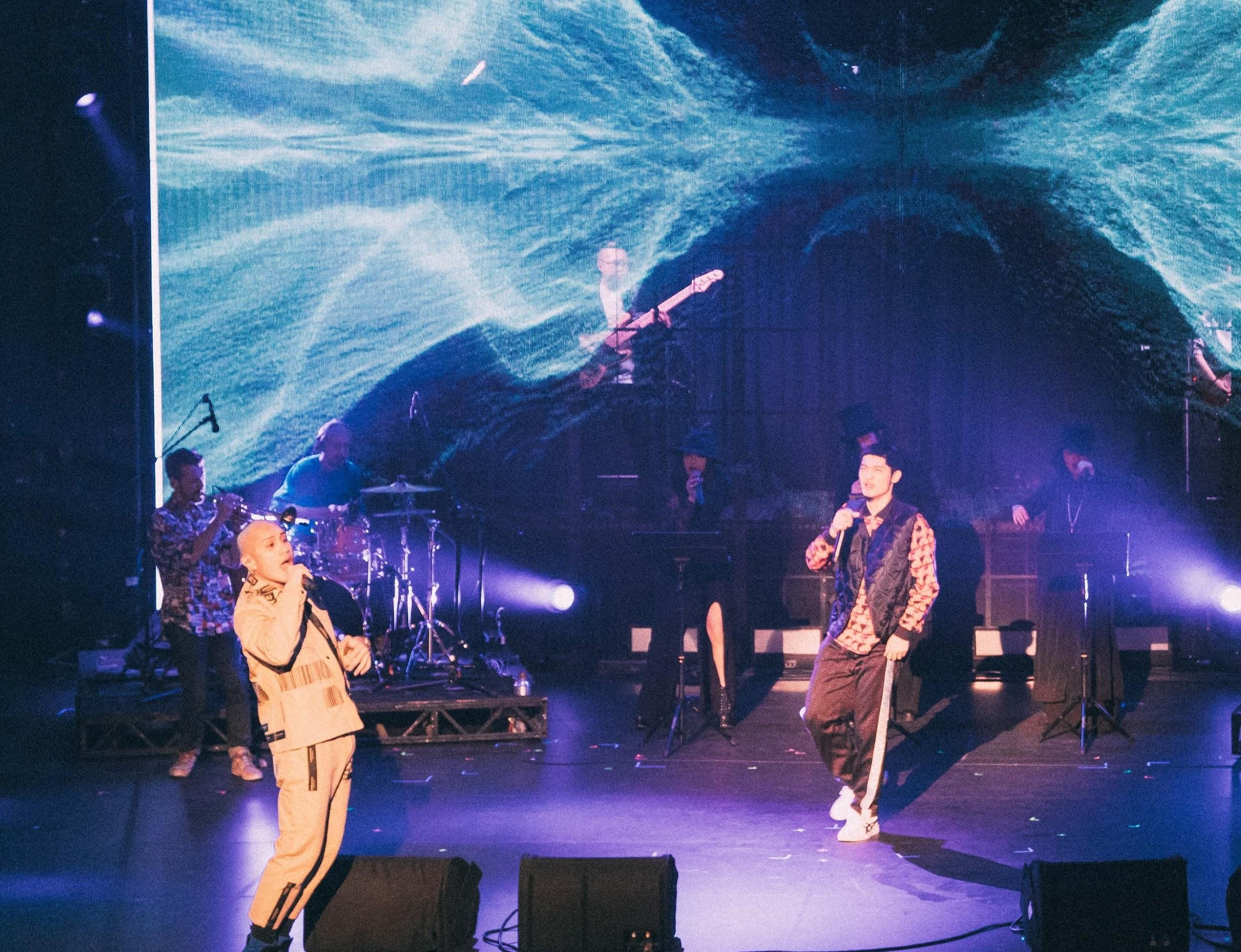 今年金音獎於國父紀念館舉辦，舞台塑造流行氛圍，找來Leo王（右）、Yellow樂團及主唱黃宣（左）演出，炒熱典禮。（文化部影視及流行音樂產業局提供）