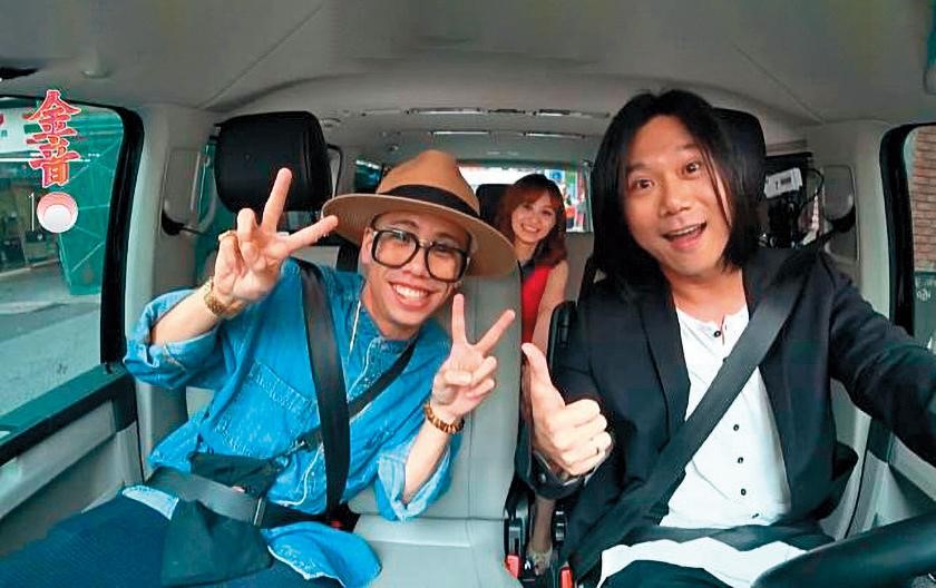 瑪莎（右）接棒今年金音獎評審團主席，與饒舌歌手呂士軒（左）公布入圍者。（翻攝自金音獎官網）