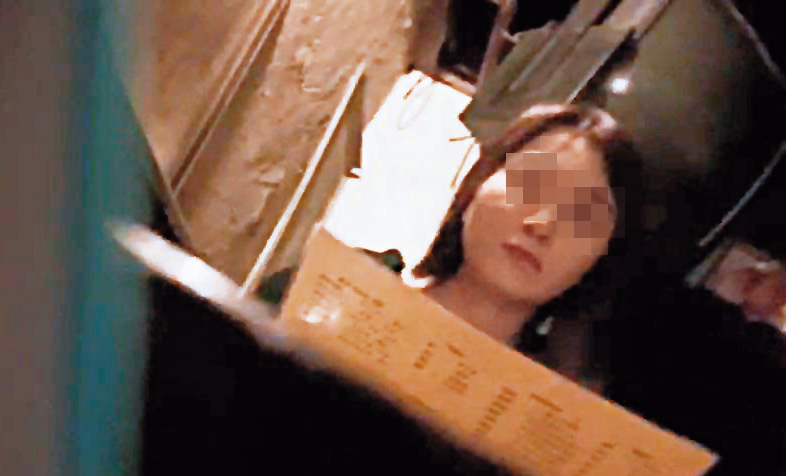 酒托妹（圖）主動邀男網友見面，再帶往配合酒吧消費。（讀者提供）