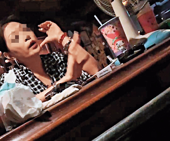 被害人上門理論，酒吧老闆娘（圖）神色自若、態度強硬。（讀者提供）