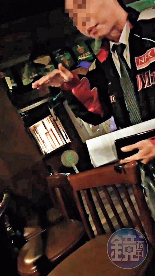 被害人(圖)到酒吧談判,要求老闆娘退費。(讀者提供)