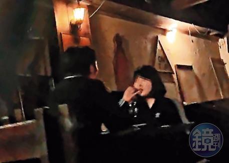 在航X酒吧內,經常可見男女喝酒聊天,這些女子身分令人起疑。(讀者提供)