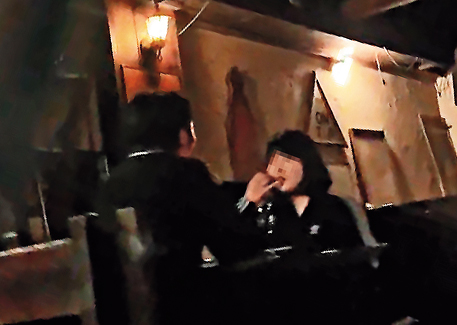 在航X酒吧內，經常可見男女喝酒聊天，這些女子身分令人起疑。（讀者提供）