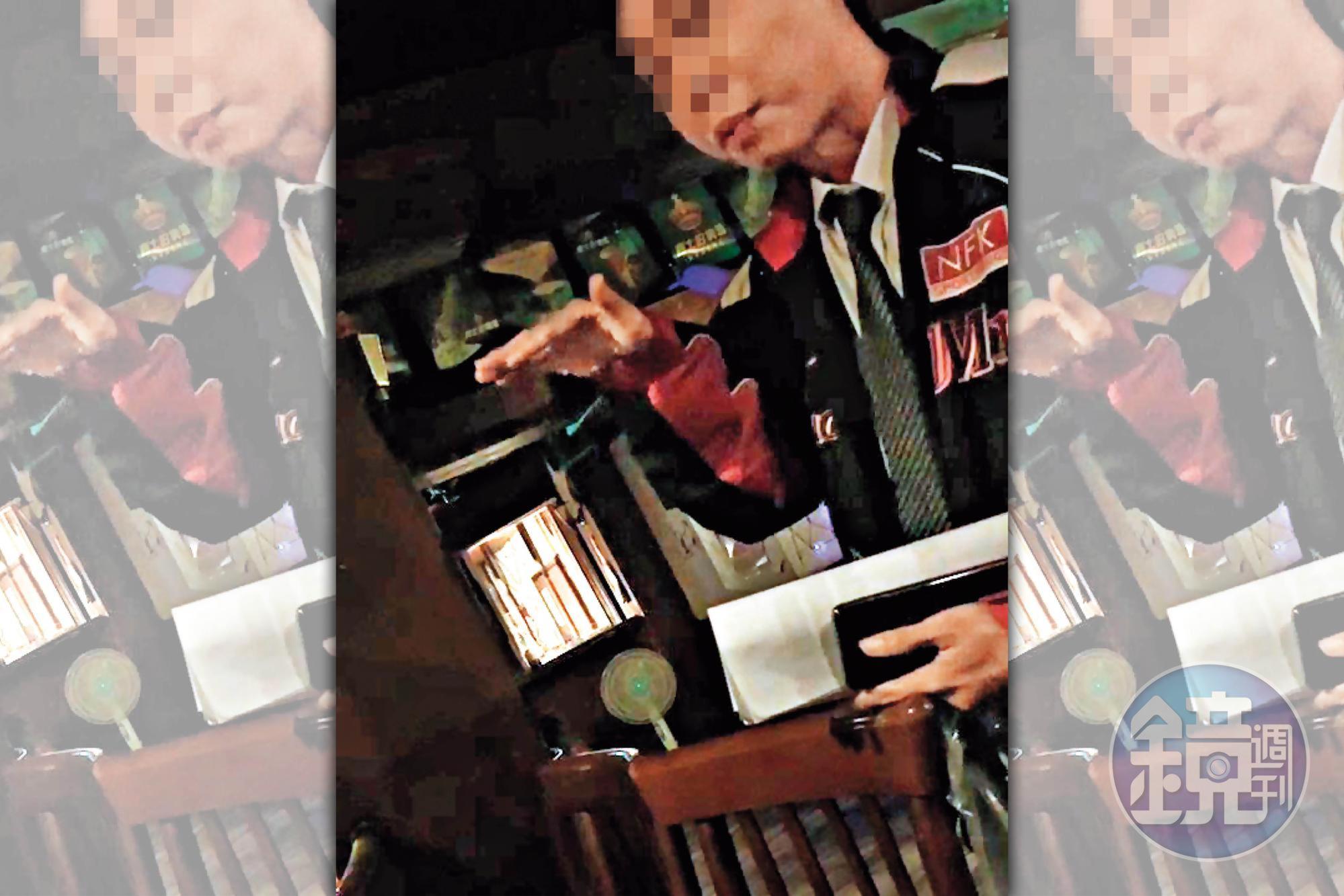 被害人（圖）到酒吧談判，要求老闆娘退費。（讀者提供）