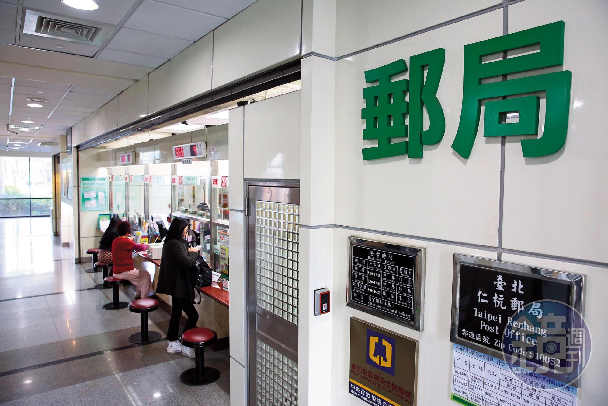 郵局的還本型儲蓄險受國人歡迎，但主管機關有意讓保單朝降低生存金設計。