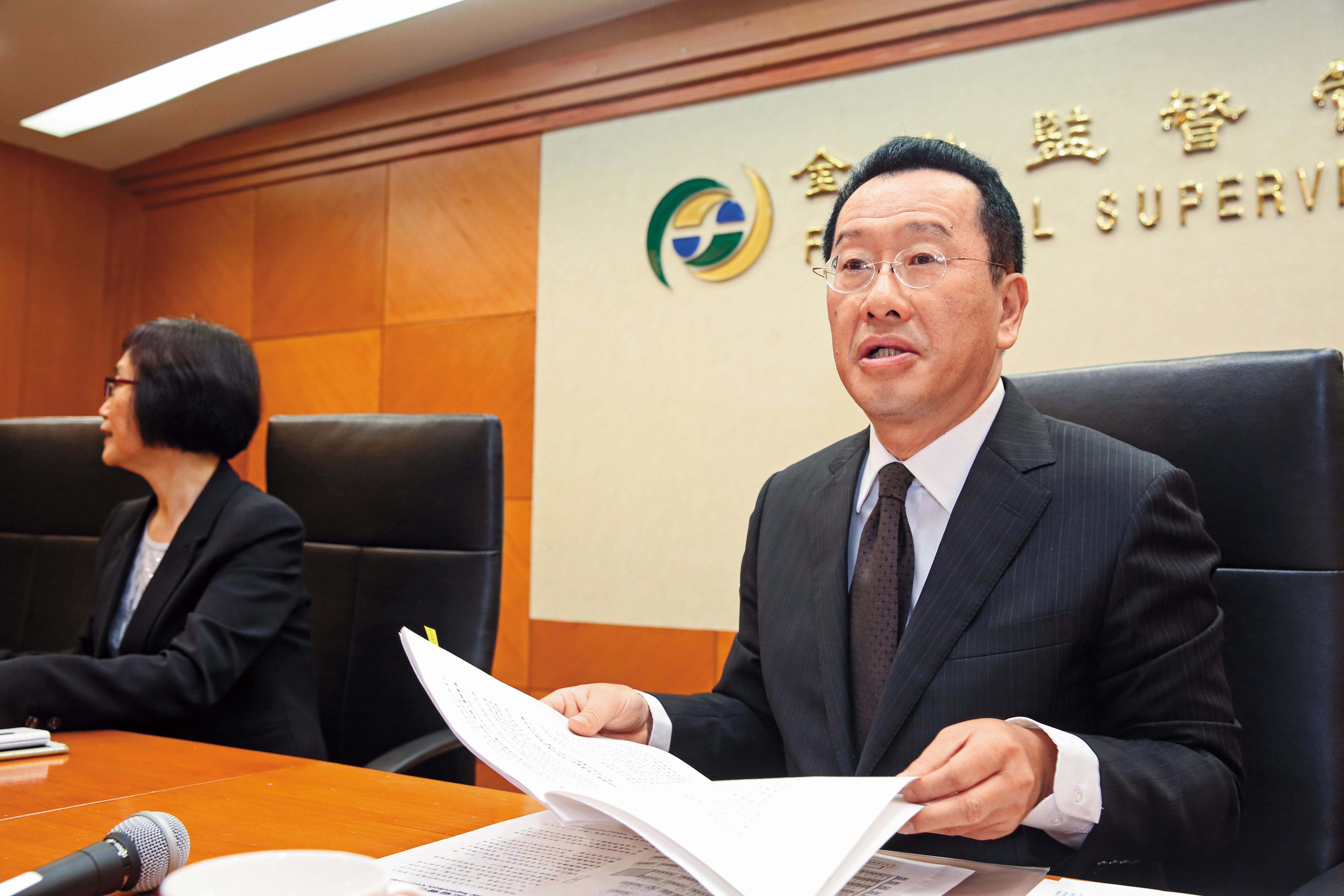 金管會主委顧立雄擔心高利率保單可能傷害保險公司財務體質，祭出一連串儲蓄險調整政策。