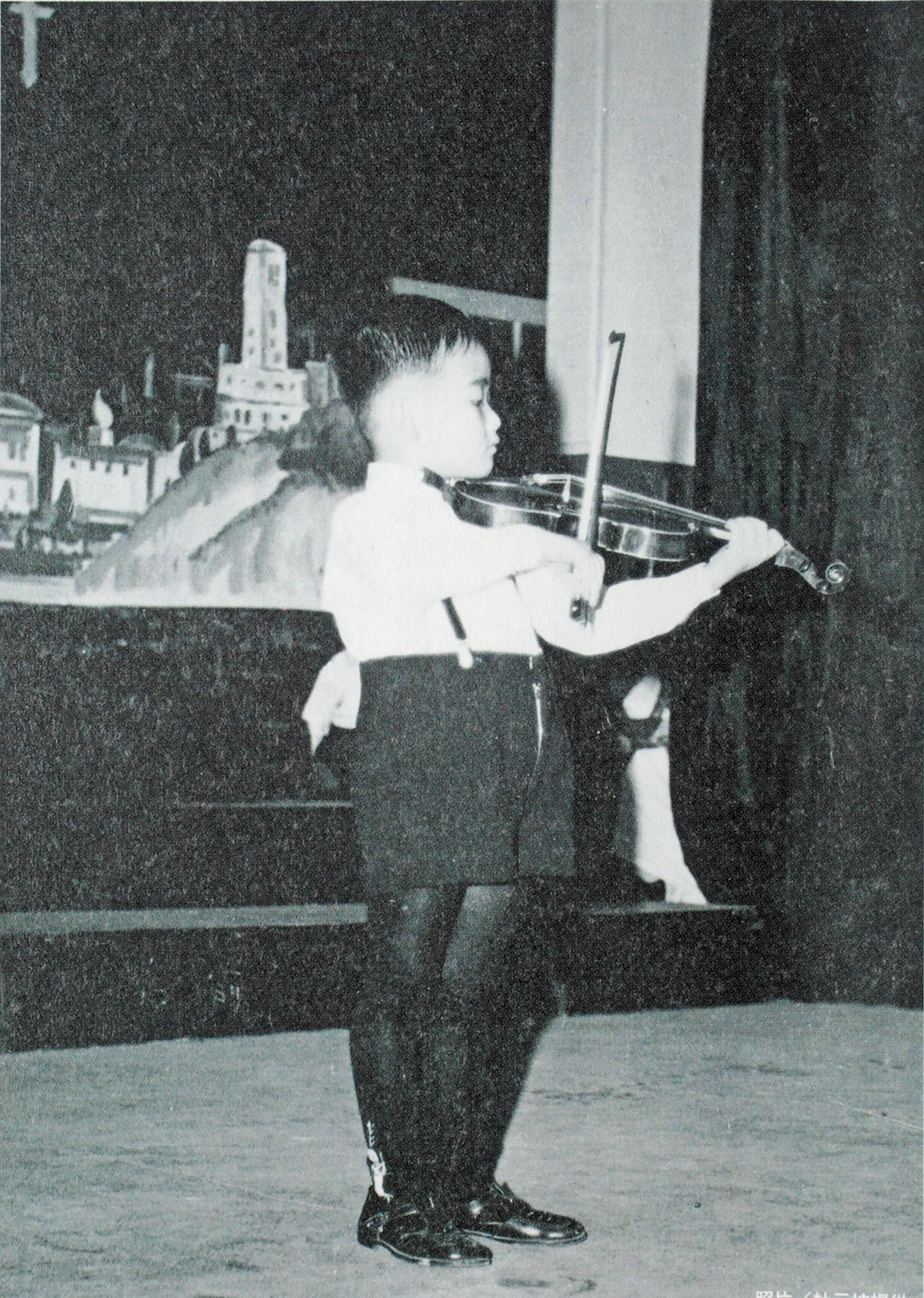 杜元坤3歲就學小提琴。(杜元坤提供)