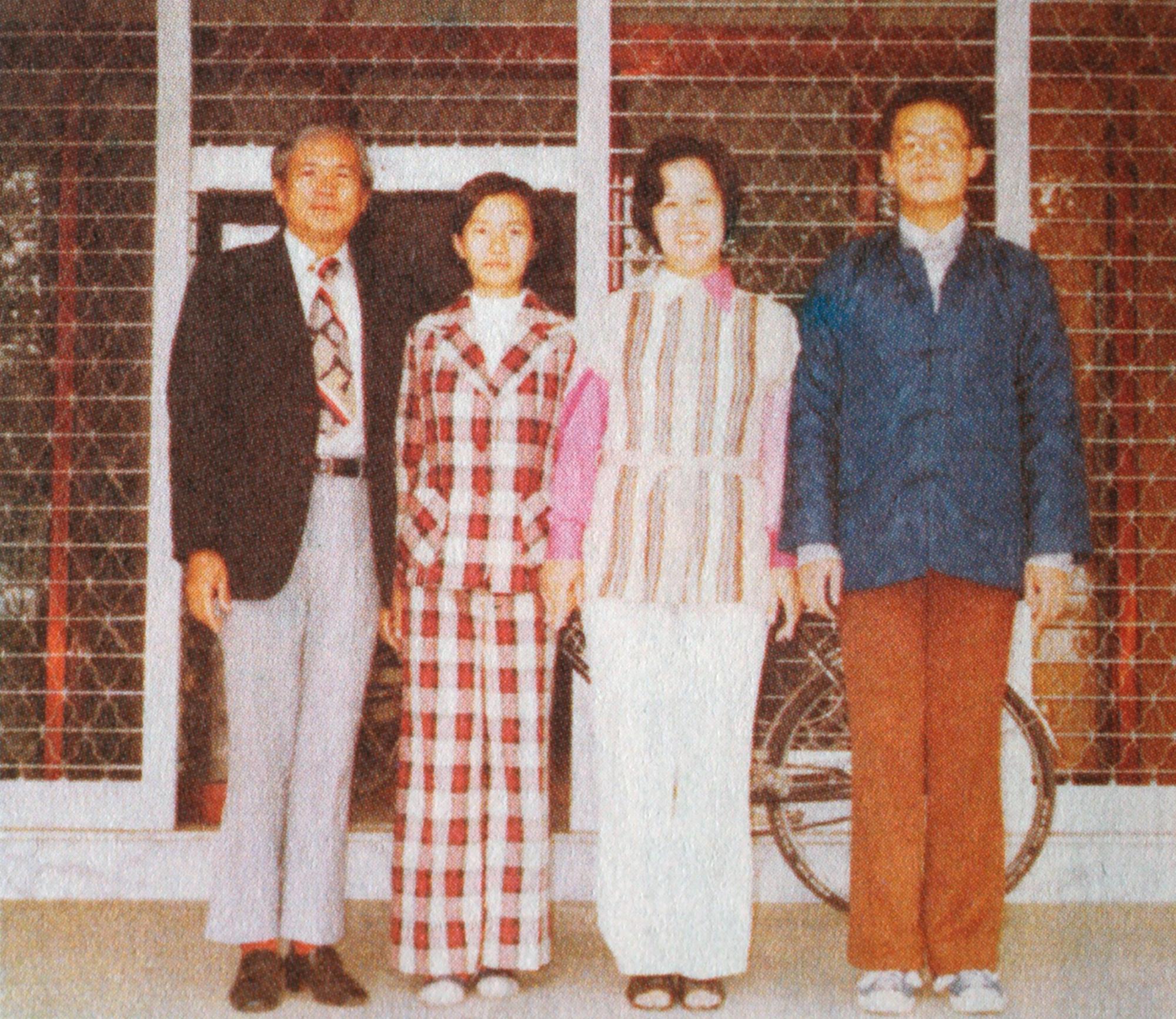 杜元坤與父母、小妹合影,他說父親是台大法律系、母親是台大外文系畢業,至今仍認為沒考上台大愧對父母。(杜元坤提供)