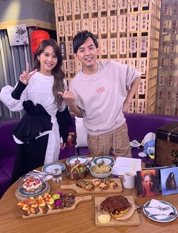 對於黃子佼婚期一拖再拖，楊丞琳相當不滿認為「一定有問題」。（Yahoo TV提供）