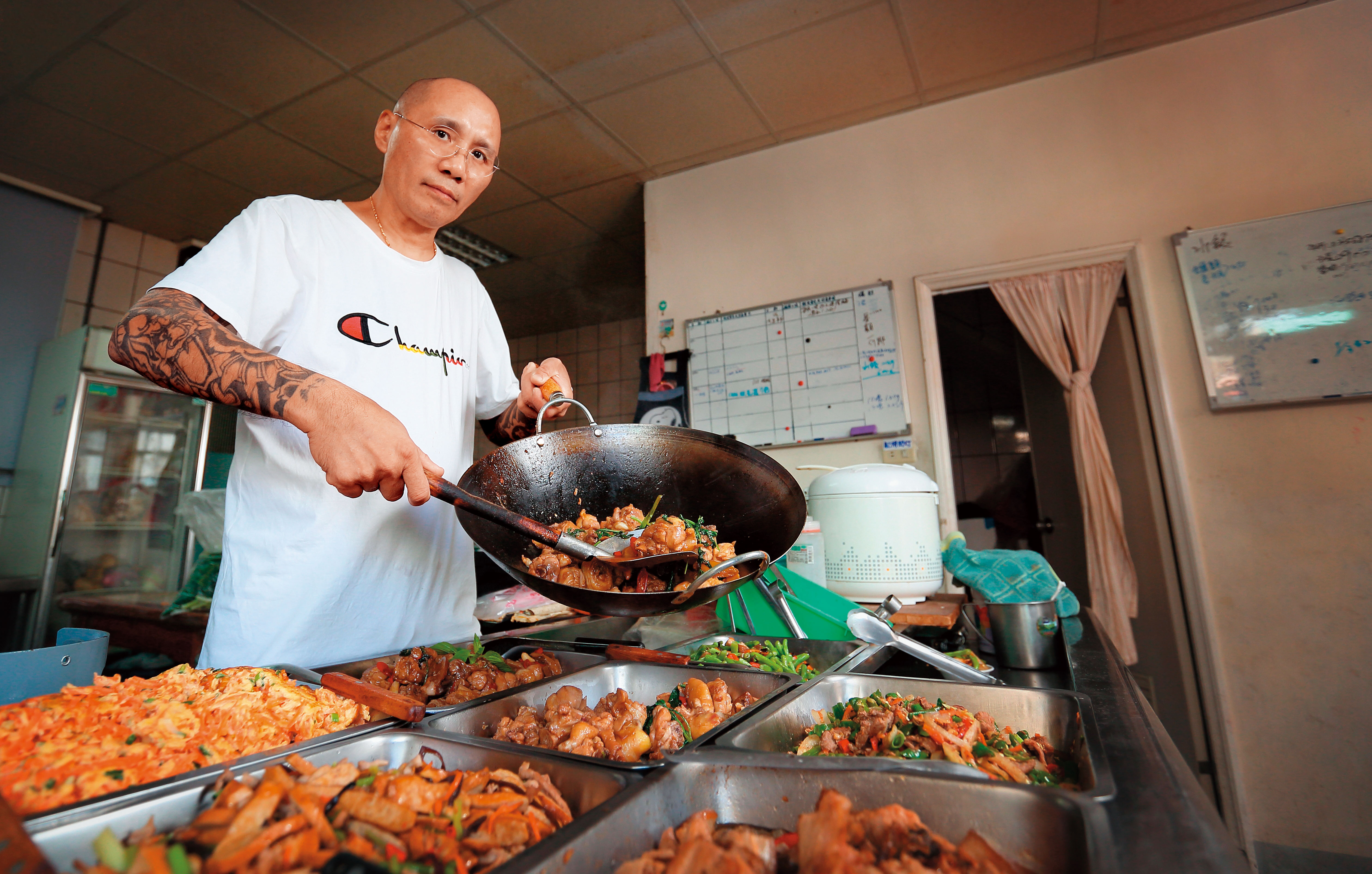 「阿草」陶永祥曾服刑20多年，出獄後洗心革面，開會客菜餐廳維生。
