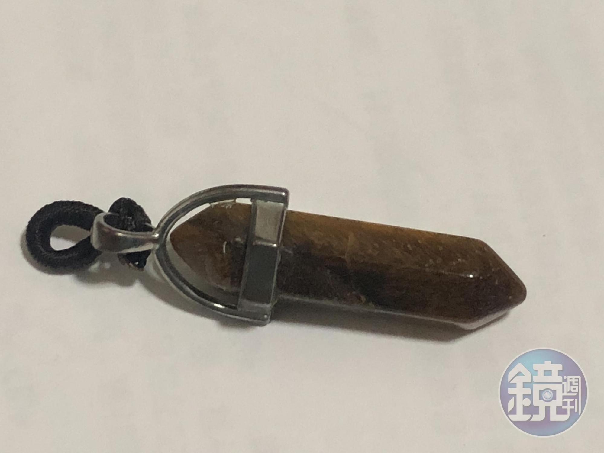 推銷員說要送S小姐虎眼石運勢項鍊，沒想到免費的最貴，硬加了一萬塊在S小姐身上。（讀者提供）