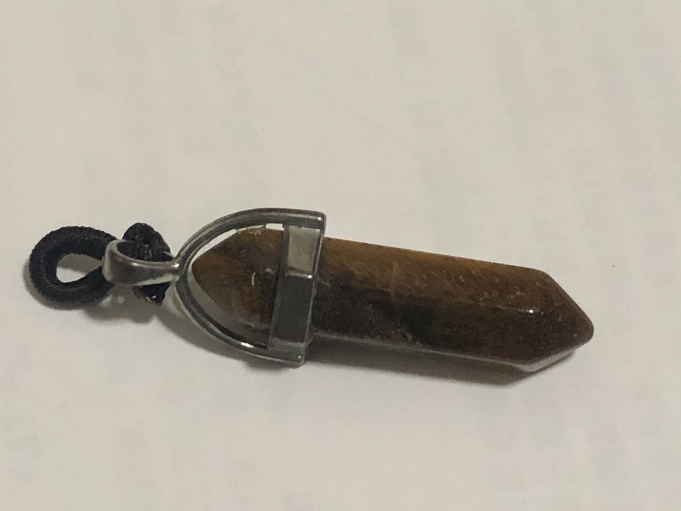 推銷員說要送S小姐虎眼石運勢項鍊，沒想到免費的最貴，硬加了一萬塊在S小姐身上。（讀者提供）