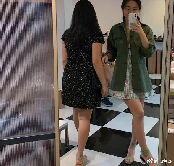 李連杰小女兒（右）PO照，意外曝光母親利智近況。（翻攝自微博）