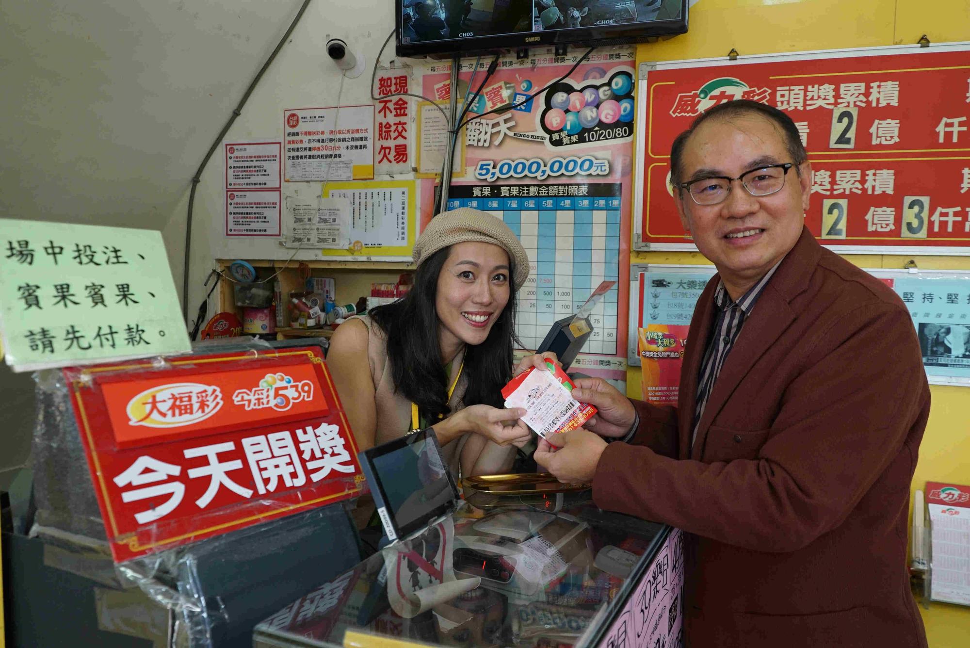 張詩盈沒拍戲時在賣彩券,為了慶祝她得金馬獎,台彩總經理蔡國基還親赴新營道賀,且包場電影支持。(海鵬提供)