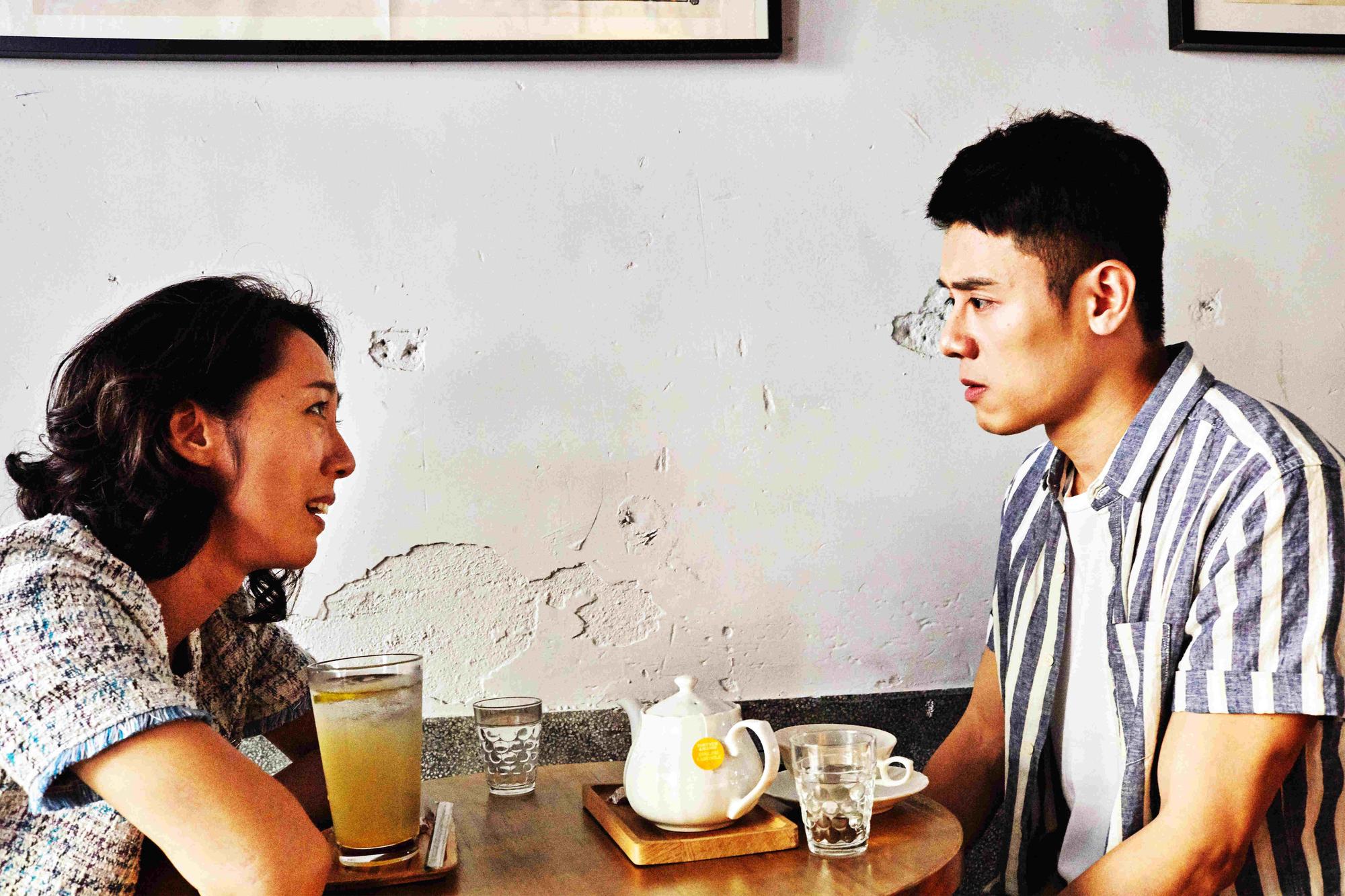 在《我的靈魂是愛做的》裡,張詩盈飾演老公有HIV的「同妻」,她與「小王」邱志宇談判時氣場強大,令人印象深刻。(海鵬提供)